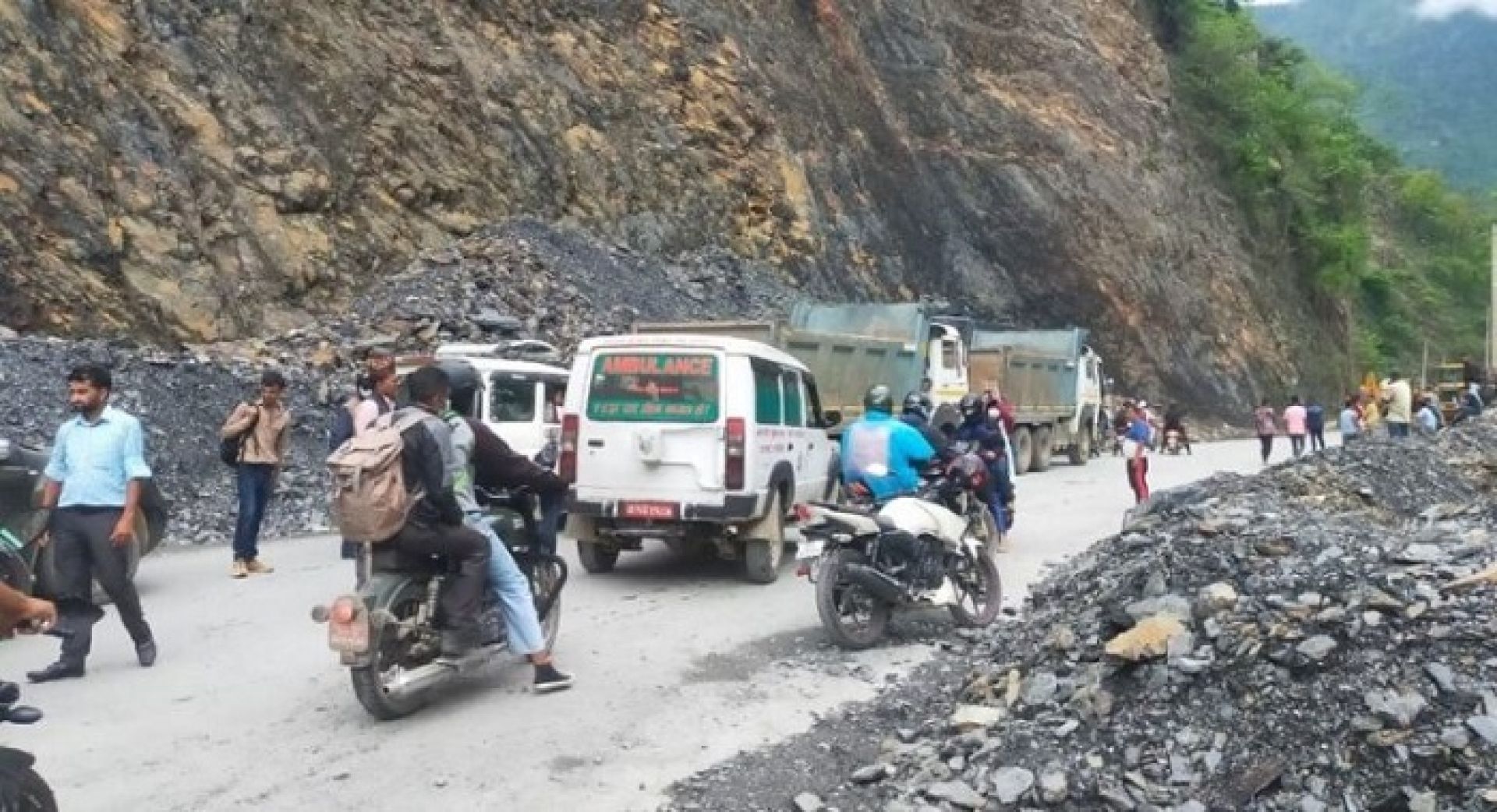 बिपी राजमार्गमा रोकिएका सवारी साधन वैकल्पिक बाटोबाट गन्तव्यतर्फ जाँदै