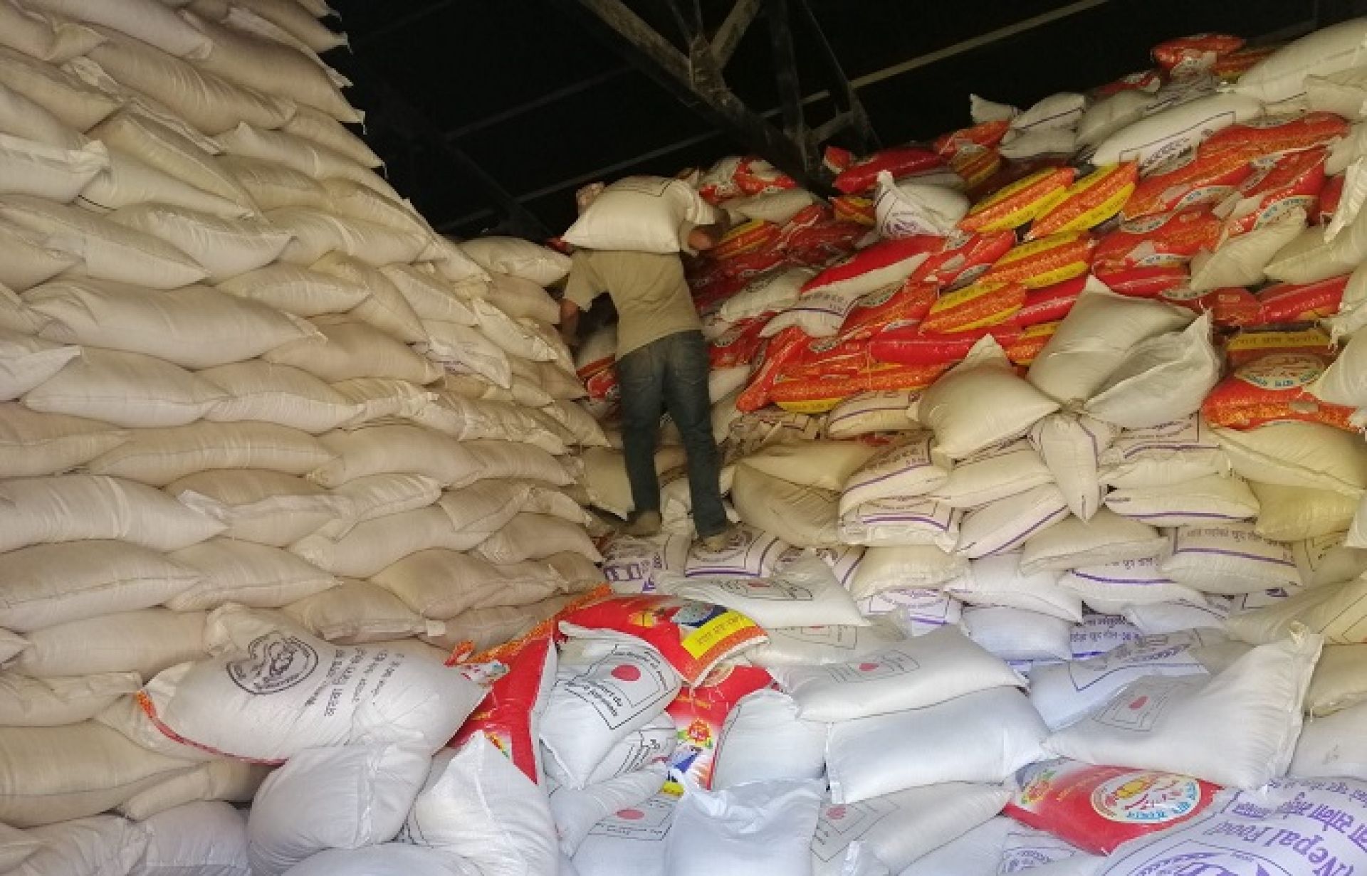 हुम्लामा दुई महिनादेखि खाद्यान्न अभावः सहरमै थन्कियो दुर्गमको चामल