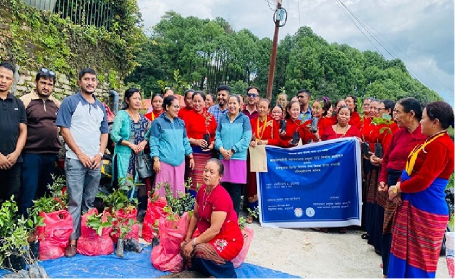 स्वावलम्बन लघुवित्तद्वारा वातावरण मैत्री स्वावलम्बन नमूना गाउँ विकास अन्तर्गत फलफूलका बिरुवा वितरण