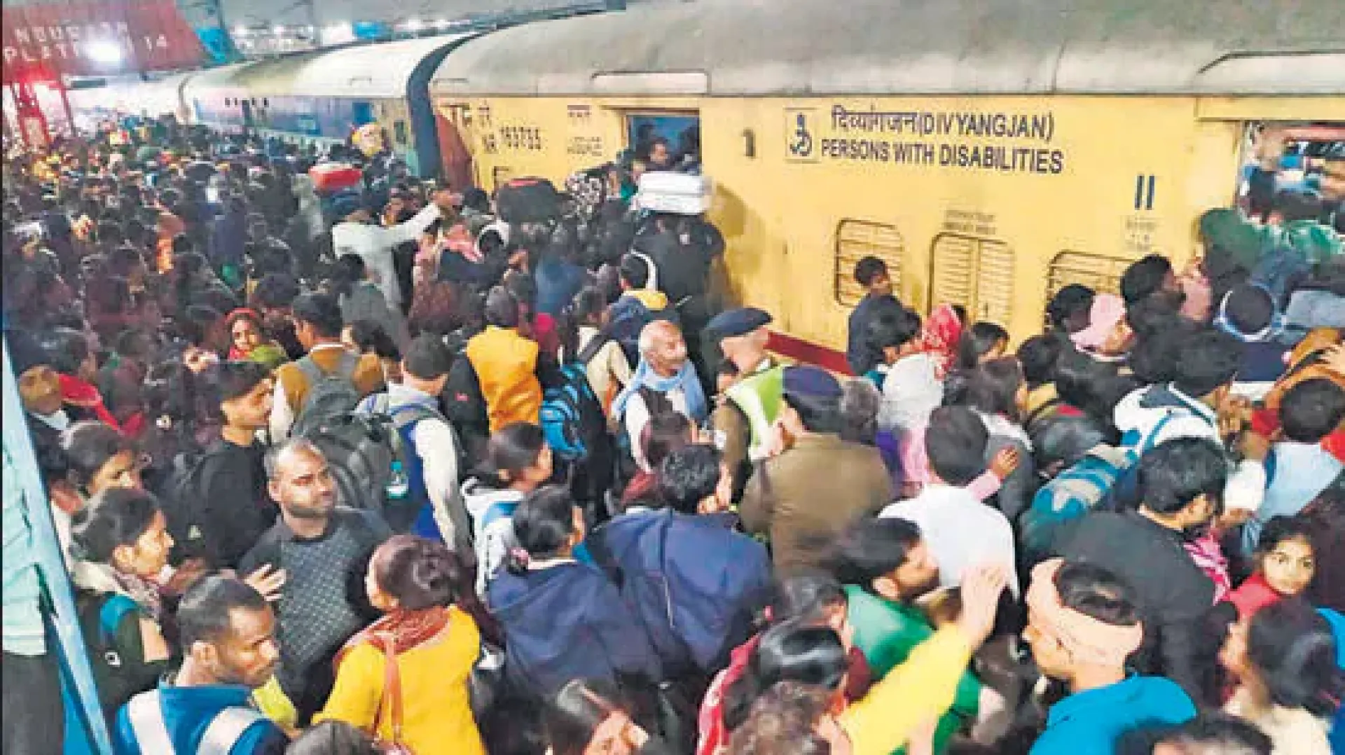 नयाँ दिल्ली रेलवे स्टेशनमा भागदौड हुँदा १५ जनाको मृत्यु