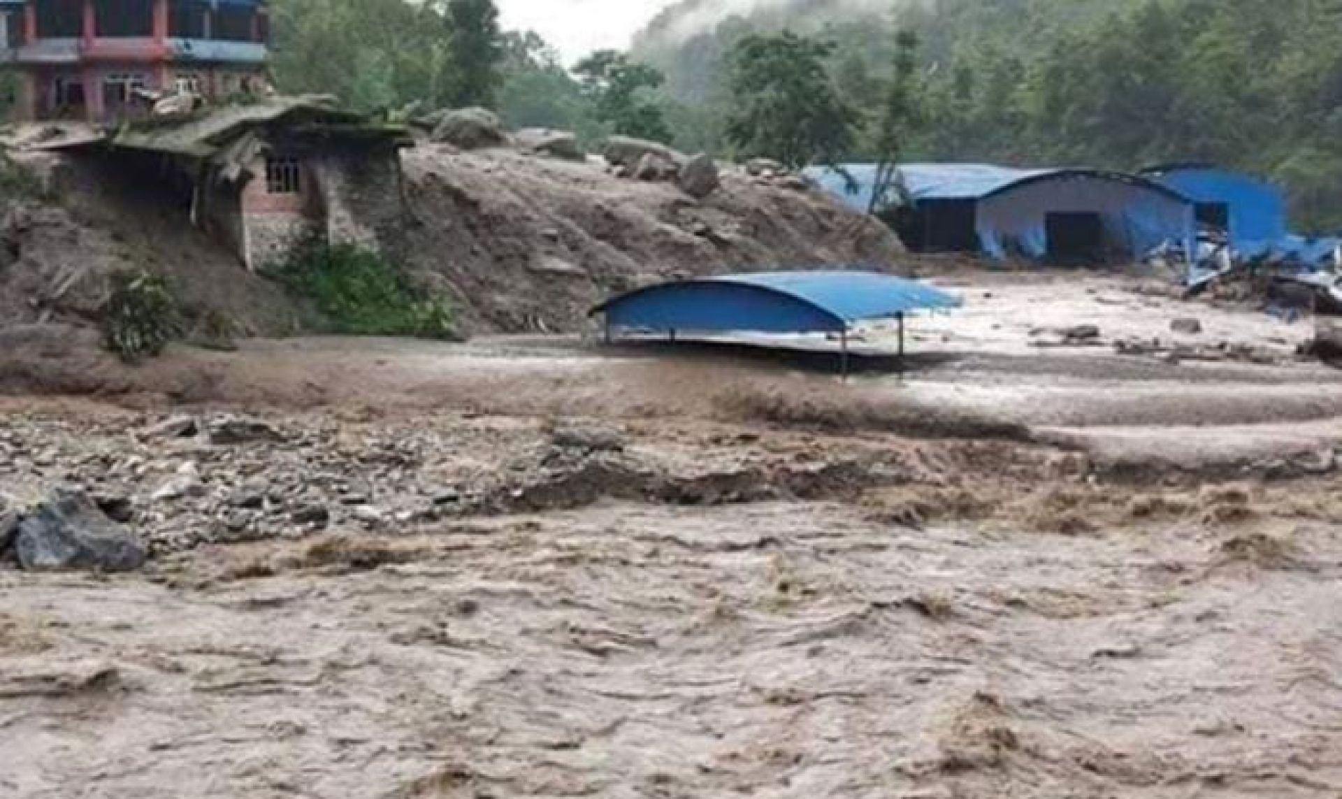 बाढीले जलविद्युत् आयोजनामा क्षति, ४० हजार घरमा सेवा अवरुद्ध