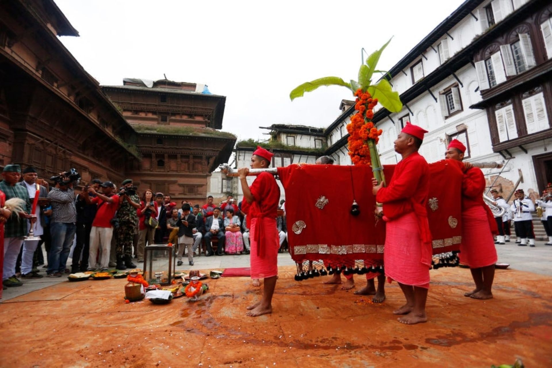 घर घरमा शुभ साइतको प्रतीक फूलपाती भित्र्याइँदै