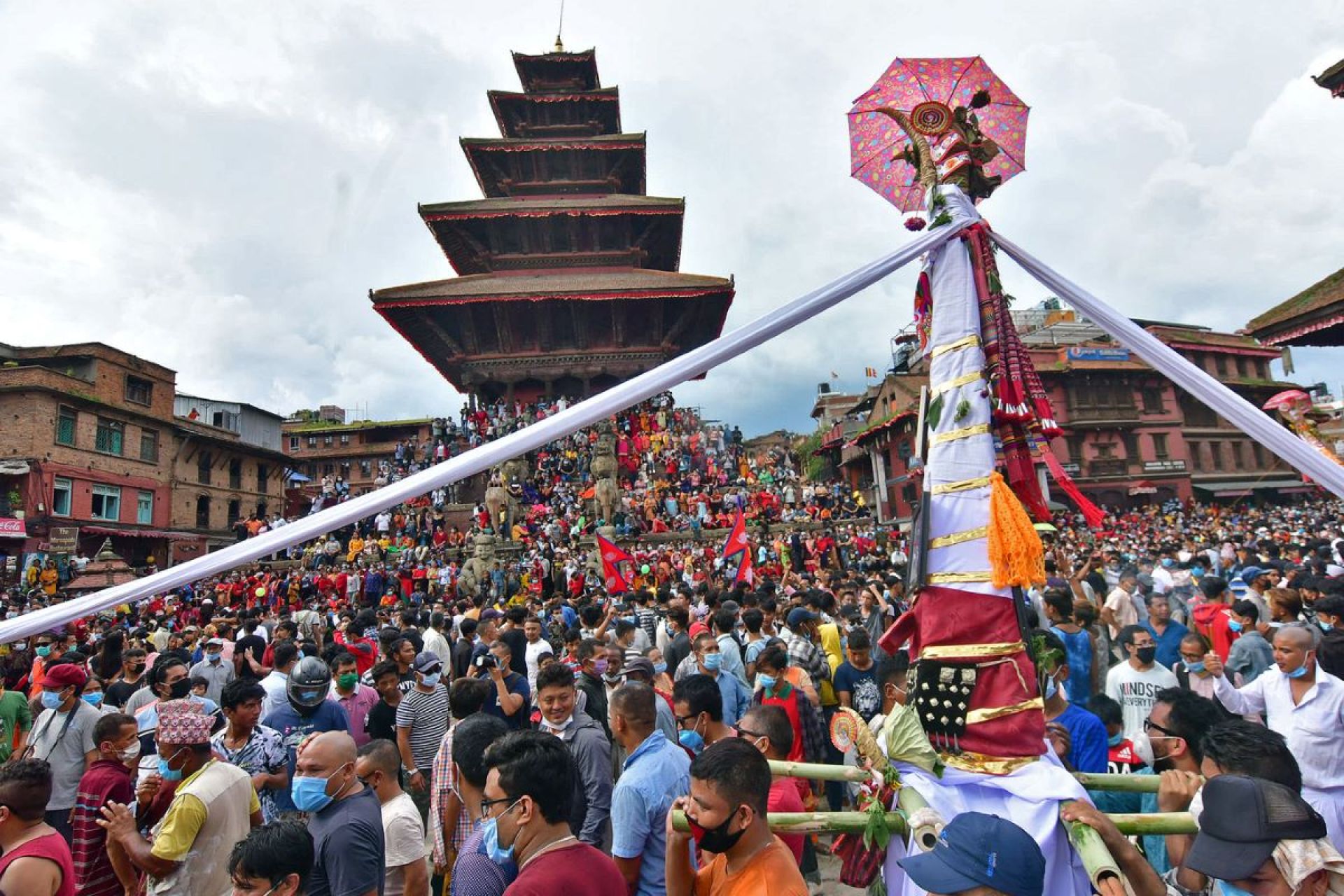 दिवंगतको सम्झना र सामाजिक विकृतिमाथि व्यङ्ग्य गरी गाईजात्रा पर्व मनाइँदै