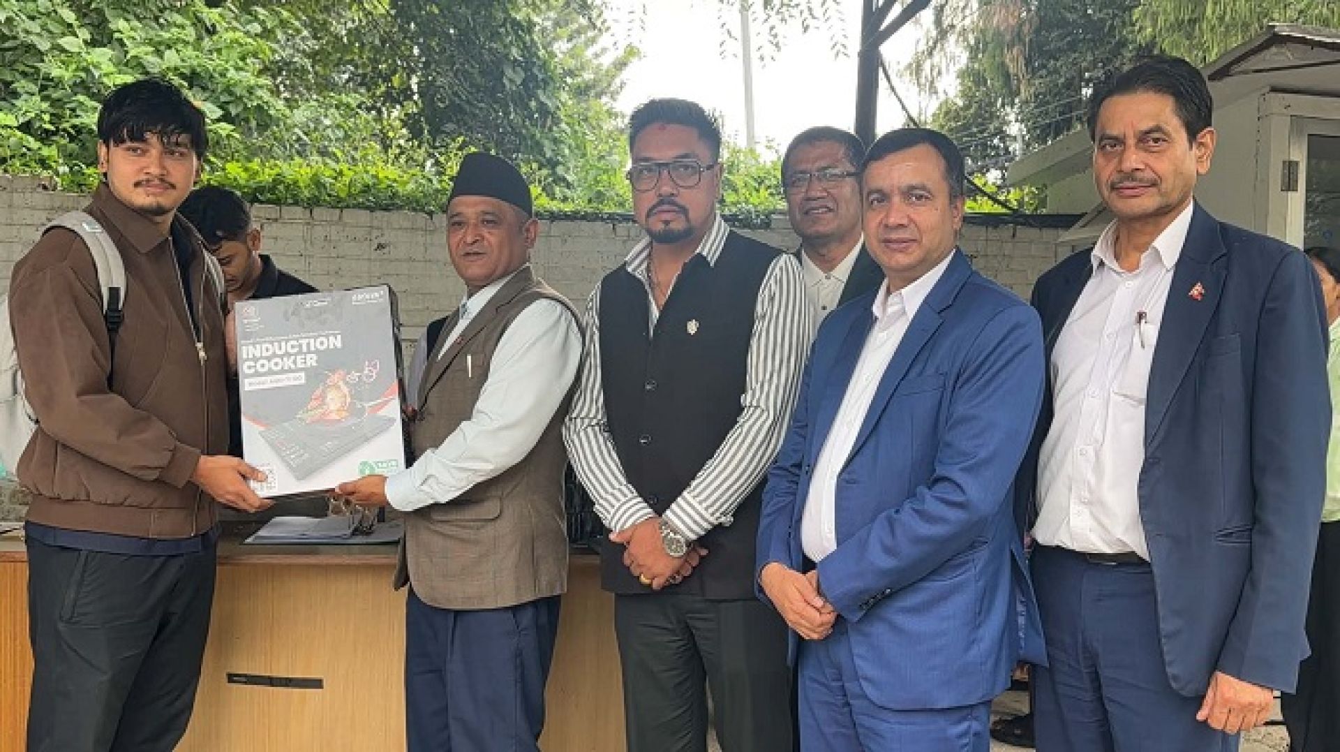 ग्यास अभावबाट प्रभावित विद्यार्थीलाई वैकल्पिक ऊर्जा केन्द्रले दियो इन्डक्सन चुलो