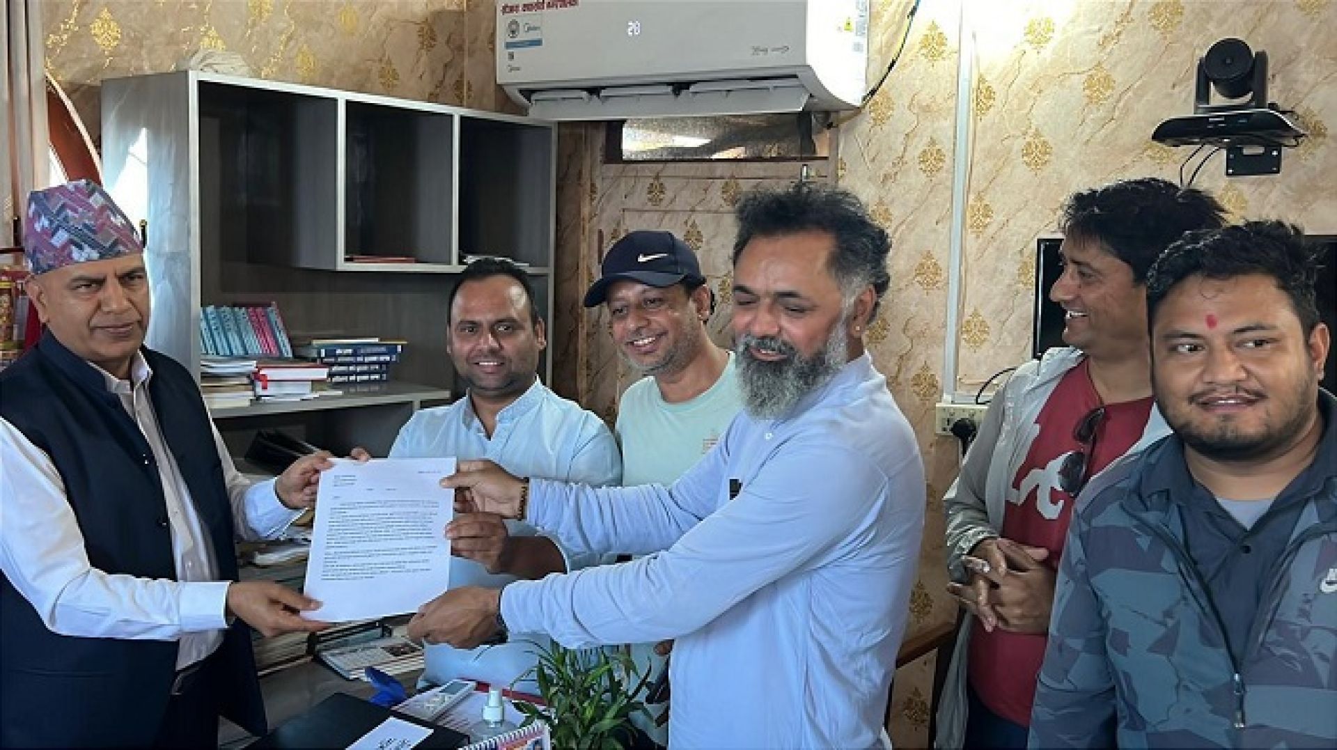 भृकुटी कागज कारखानाको व्यवस्थापन र श्रमिक समस्या सुल्झाउन प्रधानमन्त्रीलाई ज्ञापनपत्र