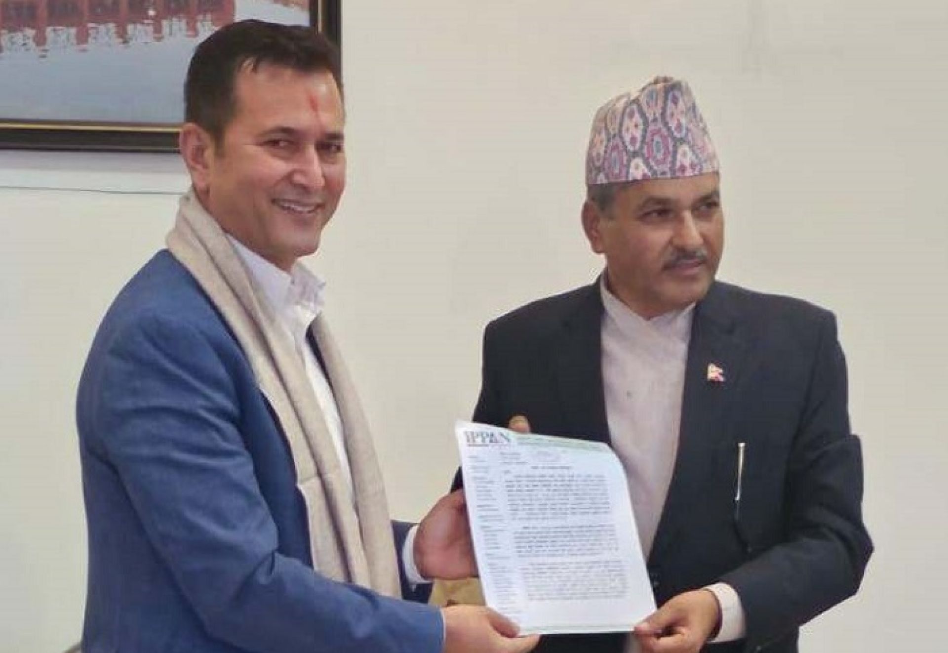 वार्षिक १२/१३ खर्बको विद्युत् निर्यात गरेर व्यापार घाटा अन्त्य हुनेमा विश्वस्त छुः गभर्नर अधिकारी 