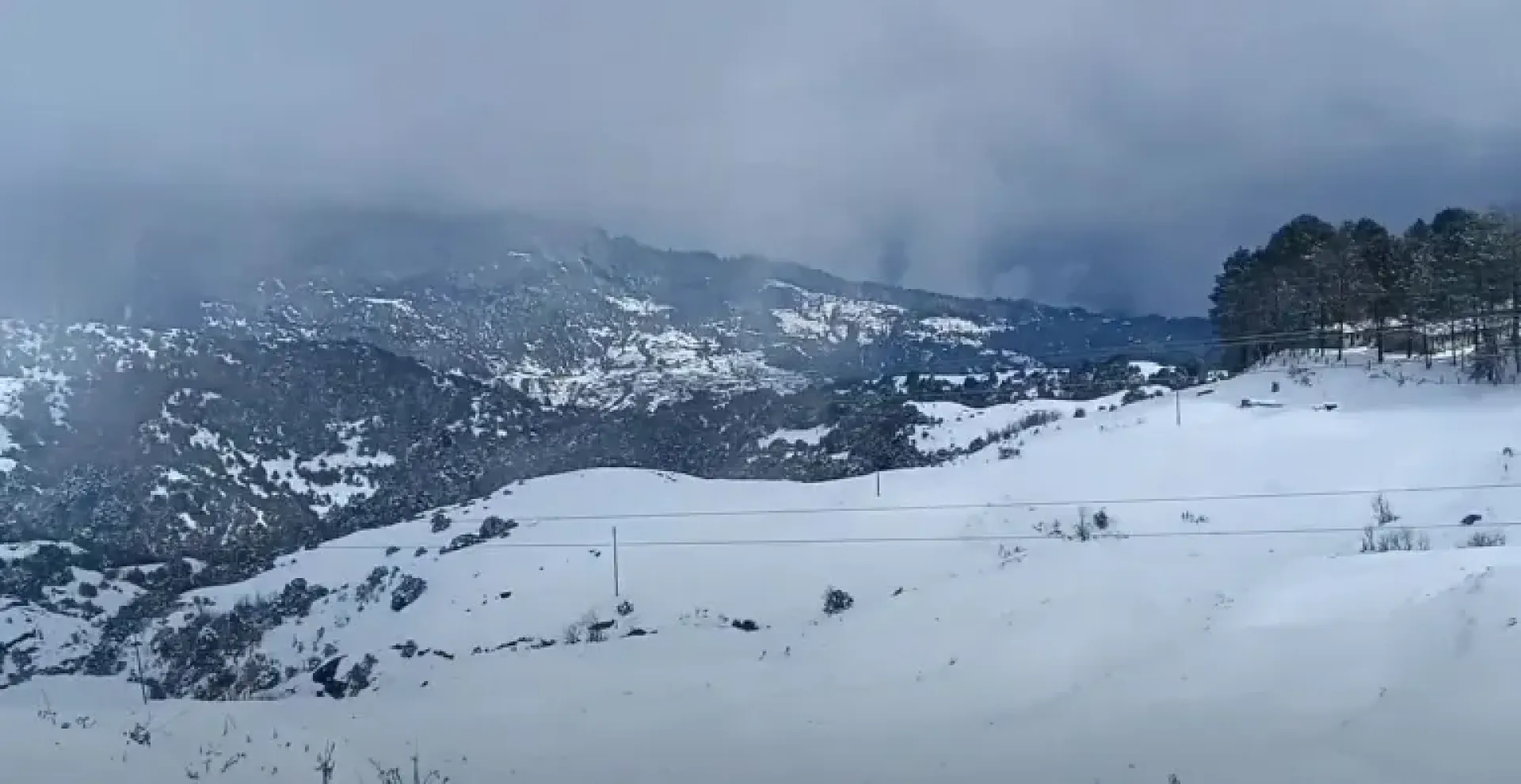 हिउँ परेपछि मध्यपहाडी लोकमार्ग अवरुद्ध