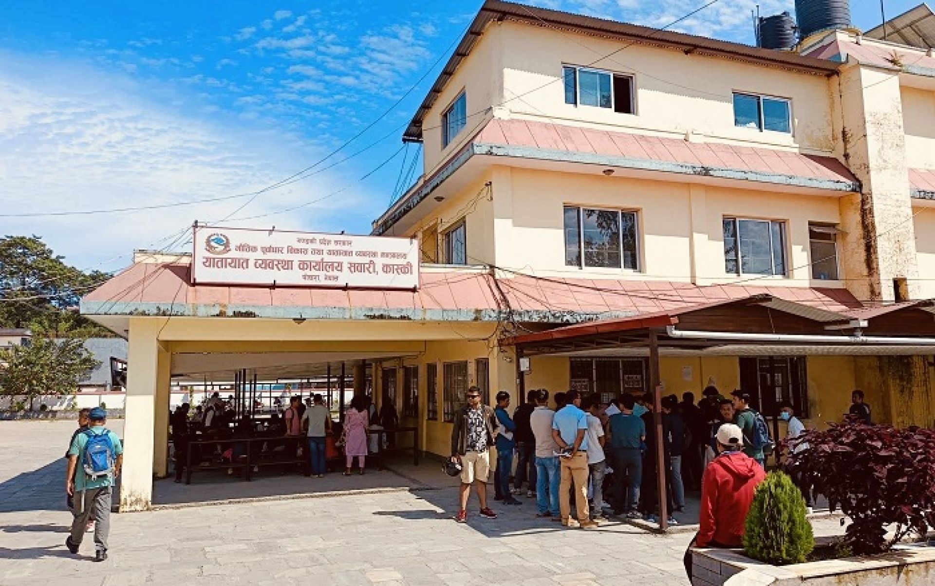 ‘सेवा लिन घण्टौँ लाममा उभिनुपर्ने दिन गए’