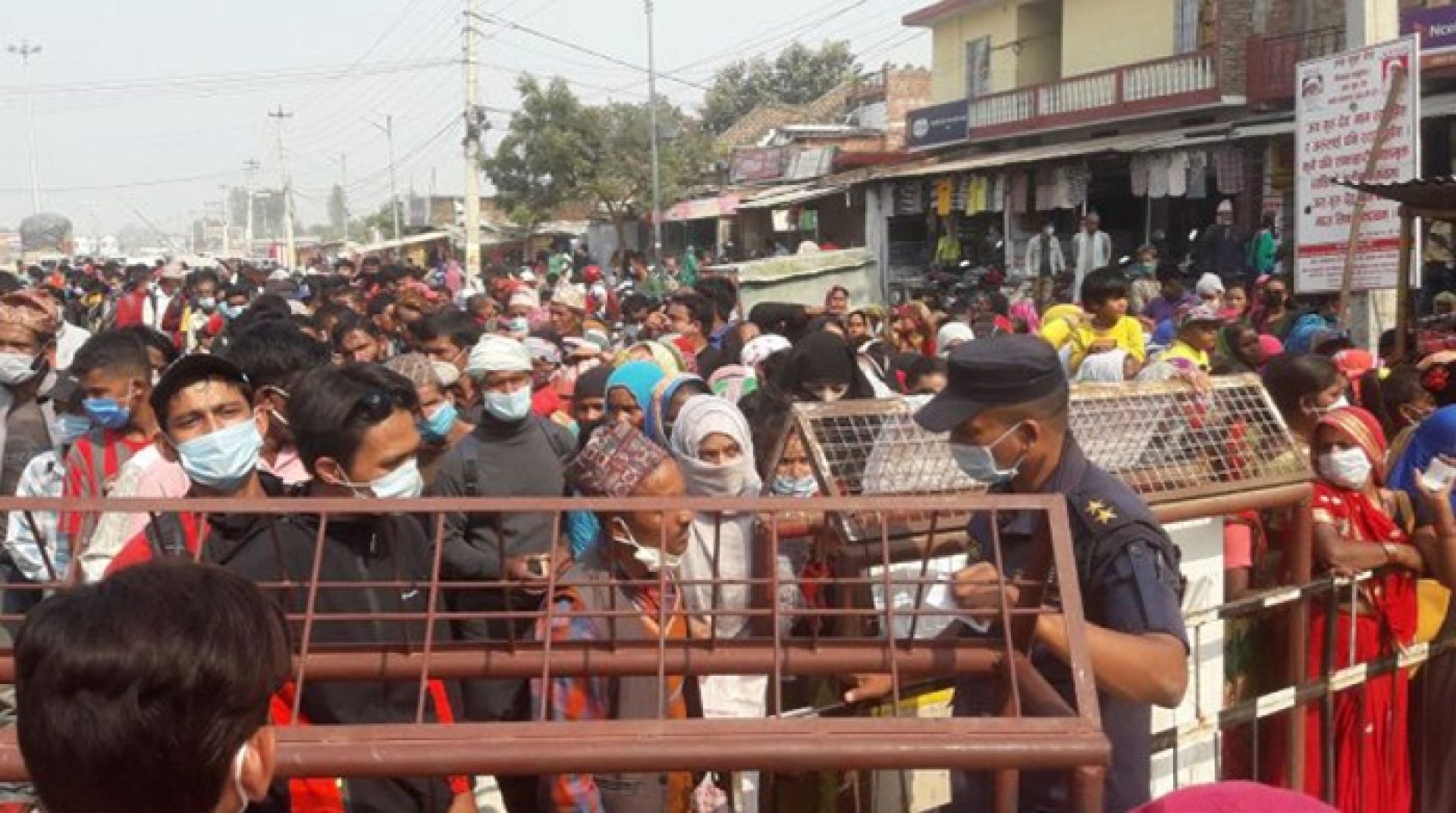 चाडपर्व नजिकिएसँगै जमुनाह नाकामा उपभोक्ताको भिडभाड, नेपालगञ्जका व्यापारी चिन्तित