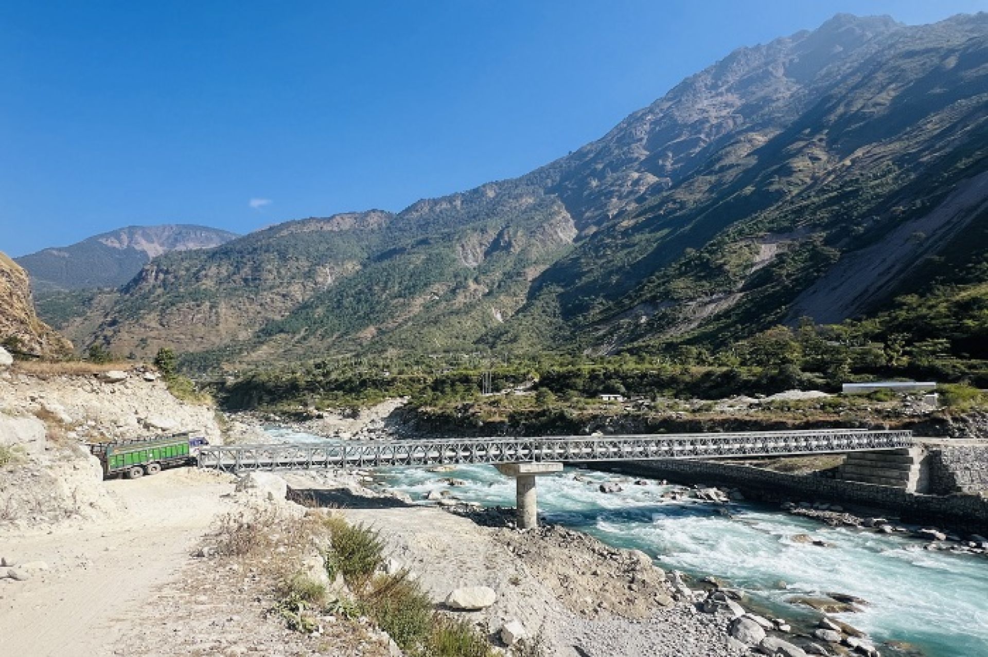 कर्णाली समृद्धिको आधार बन्दै सडक, स्याउ र जडीबुटीले पाउन थाल्यो बजार