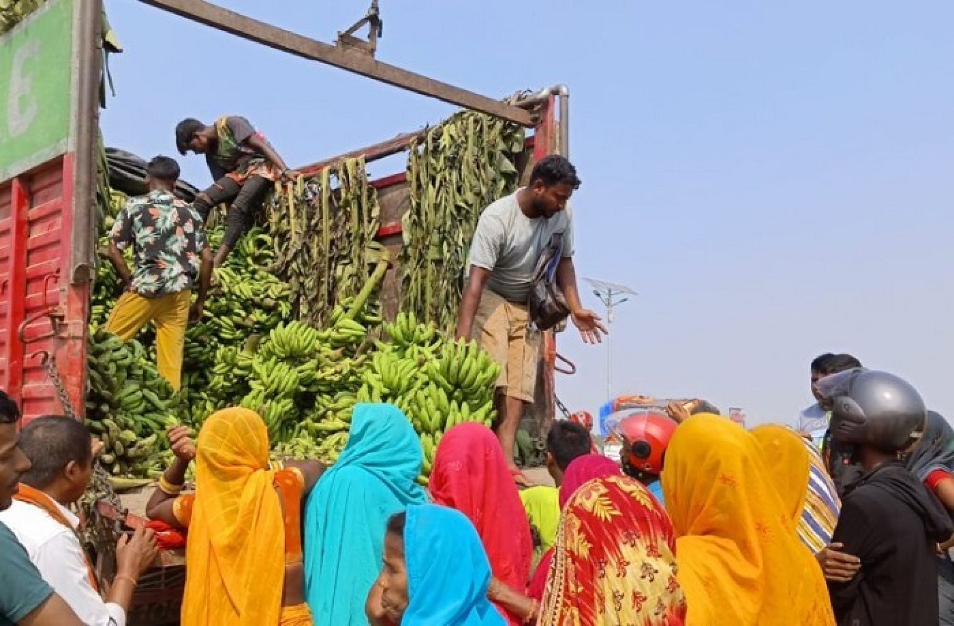 केरा आयातमा सधैँ भारतकै भर, छठका लागि जनकपुरधाममा मात्रै भित्रियो चार करोडकाे 