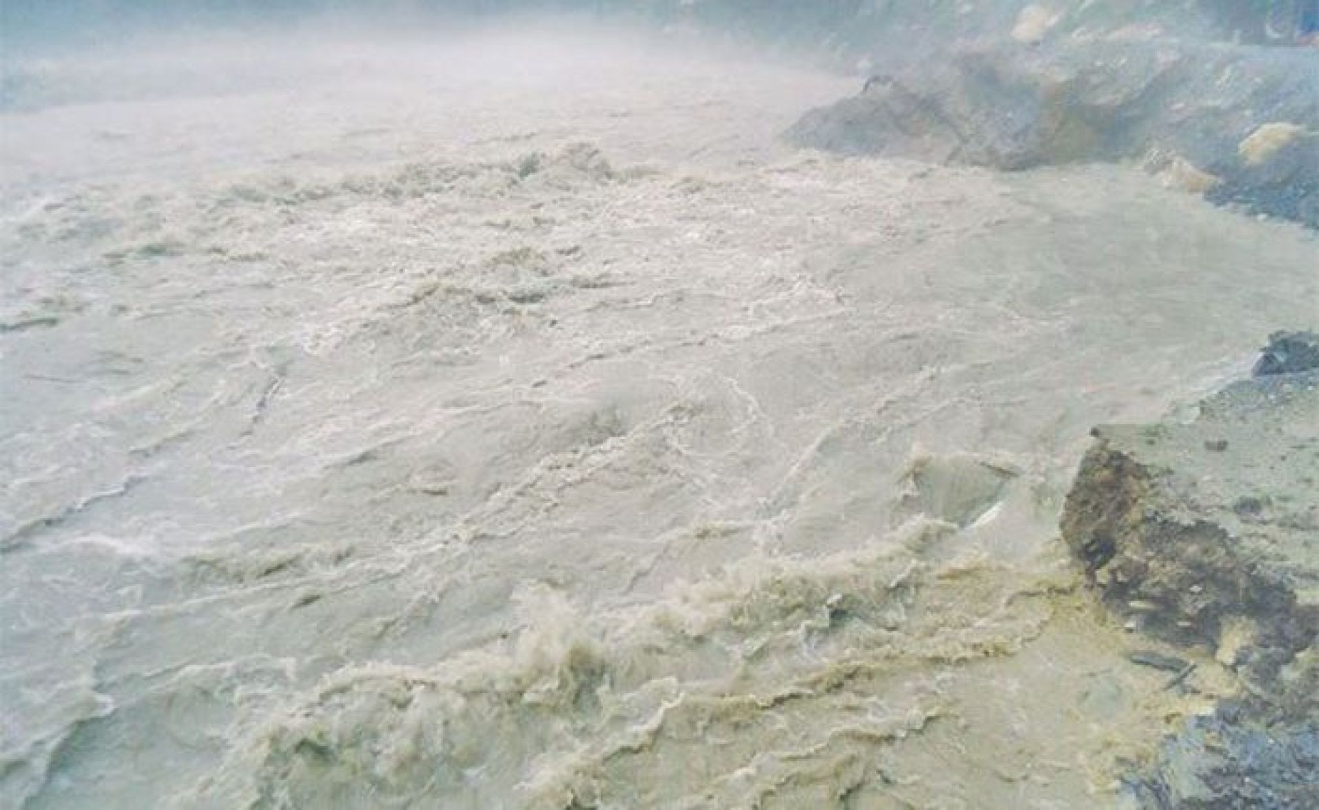 महाकाली नदीमा पानीको बहाव बढेपछि सवारी आवागमनमा रोक