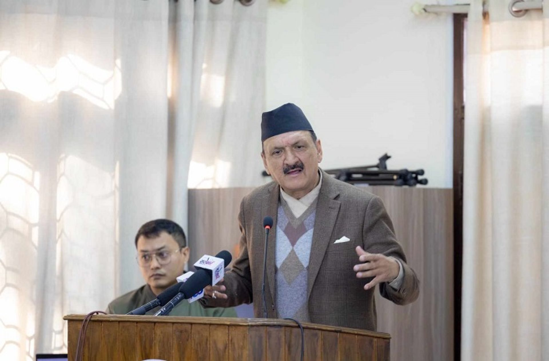 खर्च कटौती गर्दै भूकम्प पीडितलाई सुरक्षित गर्ने अभियानमा सरकार गम्भीरः अर्थमन्त्री 