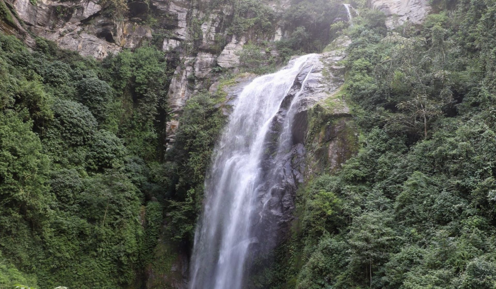 पर्यटकको आकर्षक गन्तव्य बन्दै भोजपुरको महभिर झरना