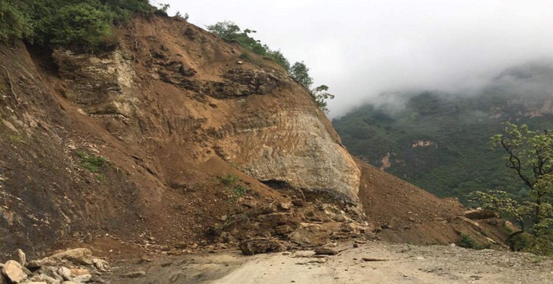 सुक्खा पहिरोले कोशी राजमार्ग अवरुद्ध