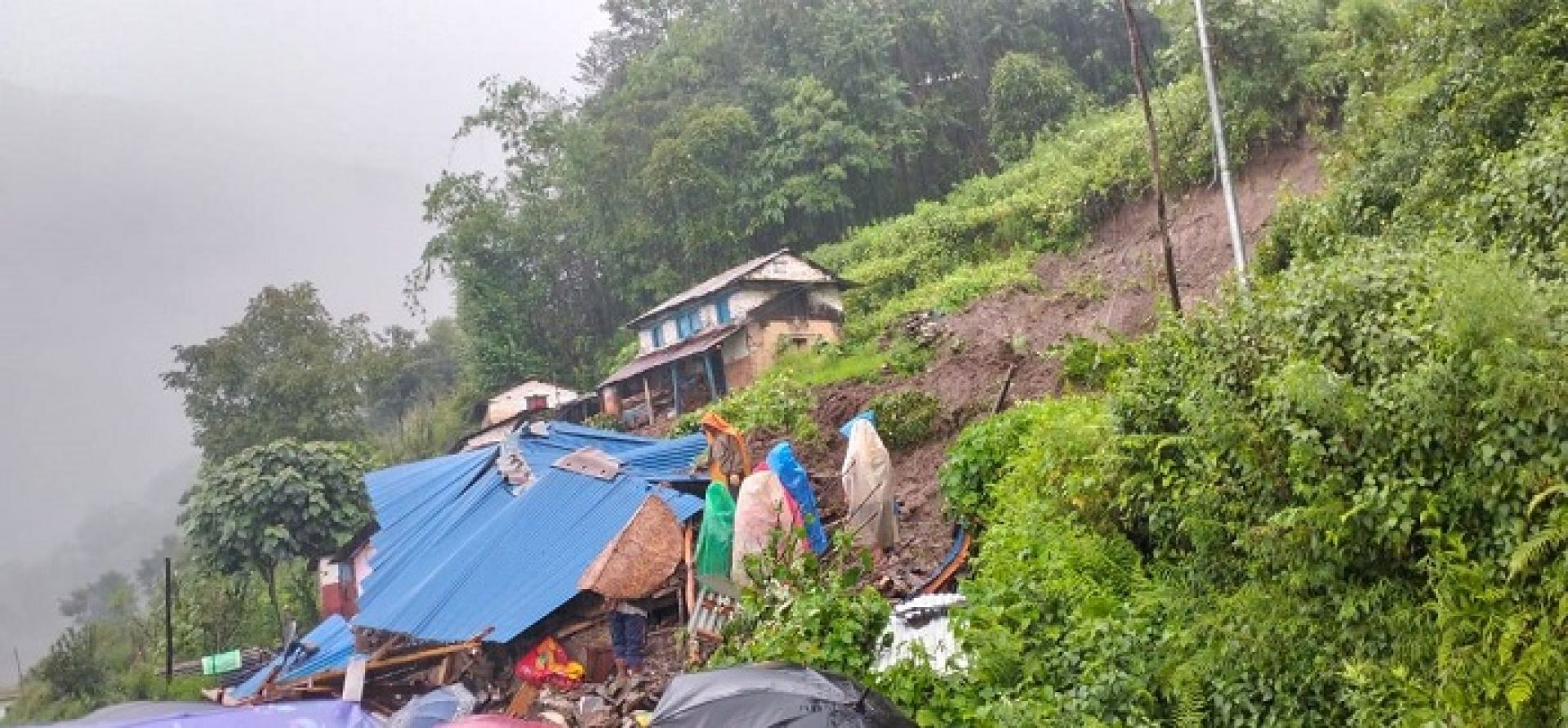पर्वतको लाङ्दी पहिरोः पुरिएका दम्पतीमध्ये श्रीमान् मृत फेला, श्रीमतीको खोजी जारी