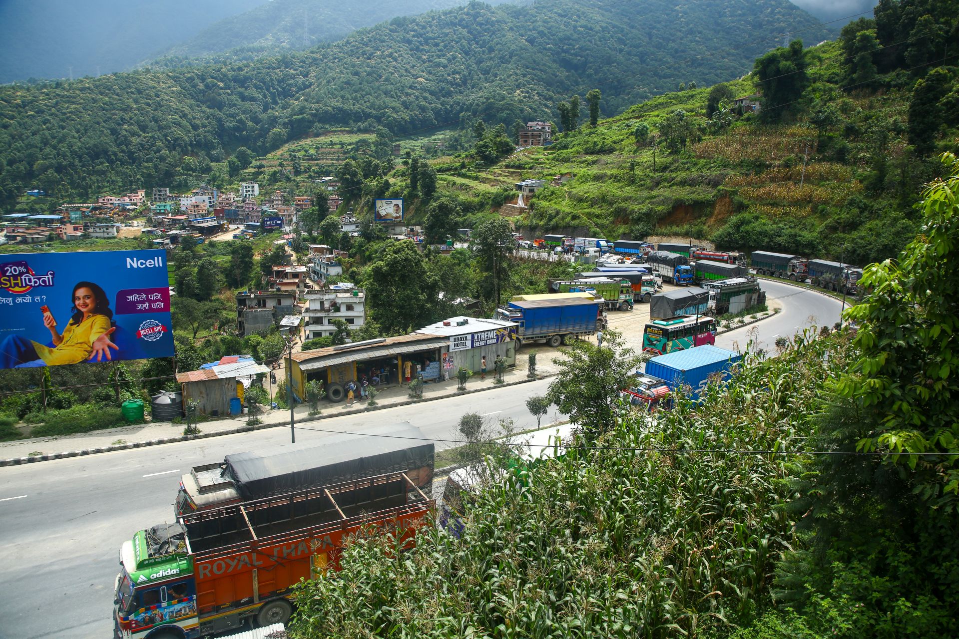 पृथ्वी राजमार्गमा यातायात ठप्प, सड्कमा थुप्रिएको लेदो हटाउने काम जारी