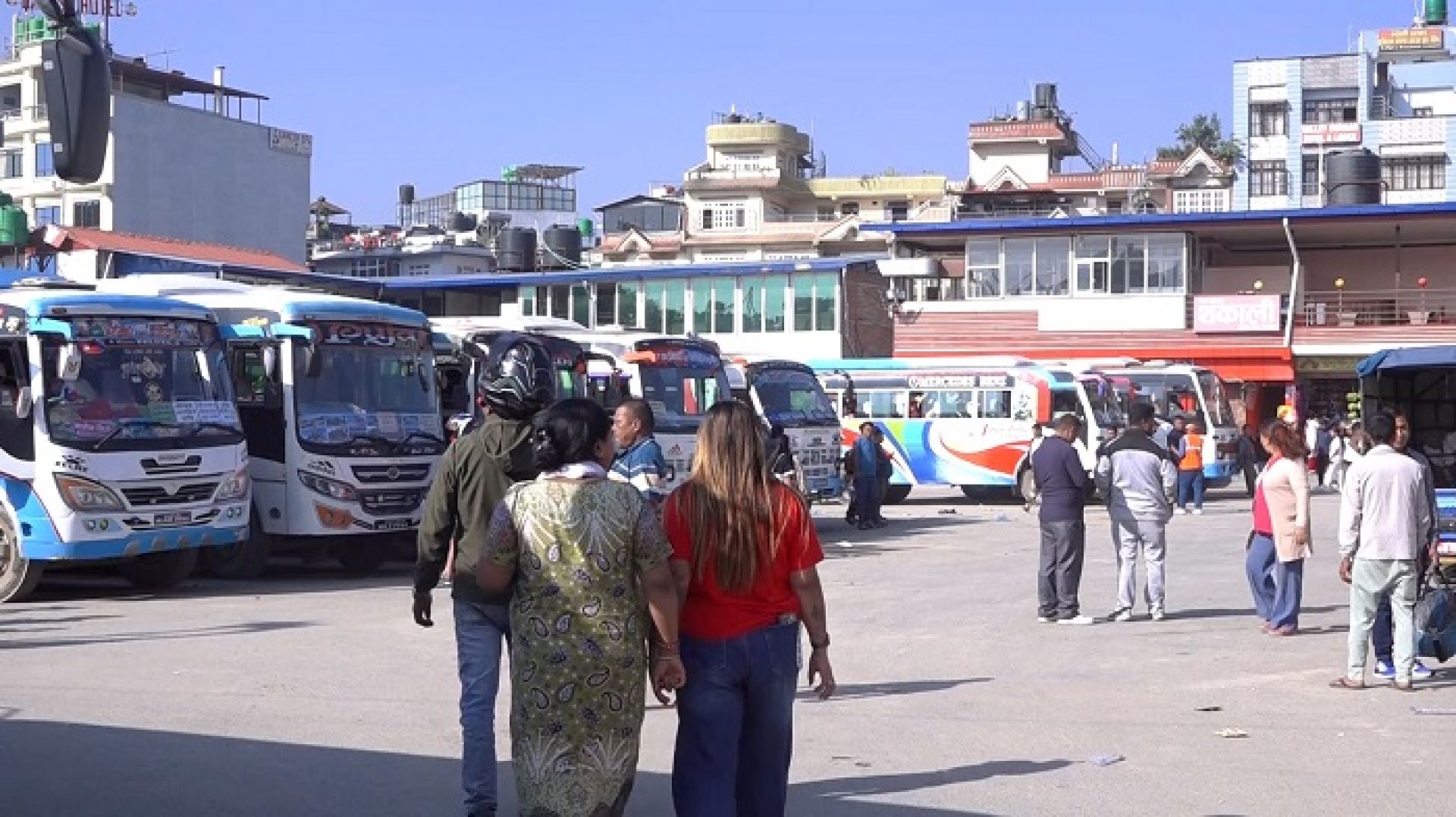दशैँको रौनक : विपत्तिको पीडा र महंगीको मारबीच उत्साह बोकेर गाउँ फर्किँदै नेपाली