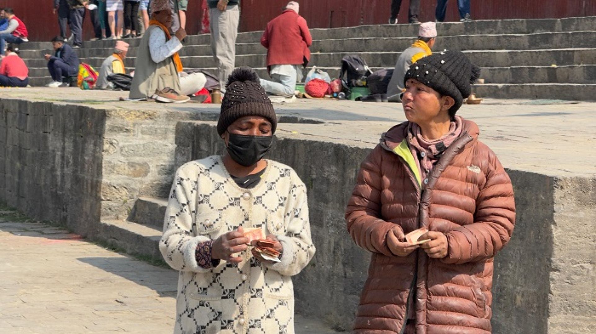 पशुपति मन्दिर क्षेत्रमा ‘नन्द–भाउजु’को दादागिरी, सरसफाइ कर्मचारी भन्दै धम्की र असुली