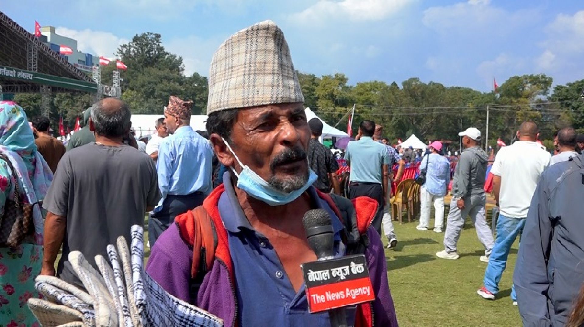 कांग्रेस महाधिवेशनस्थलमा टोपीदेखि जुम्लाको स्याउ र वैचारिक पुस्तकसम्मको व्यापार