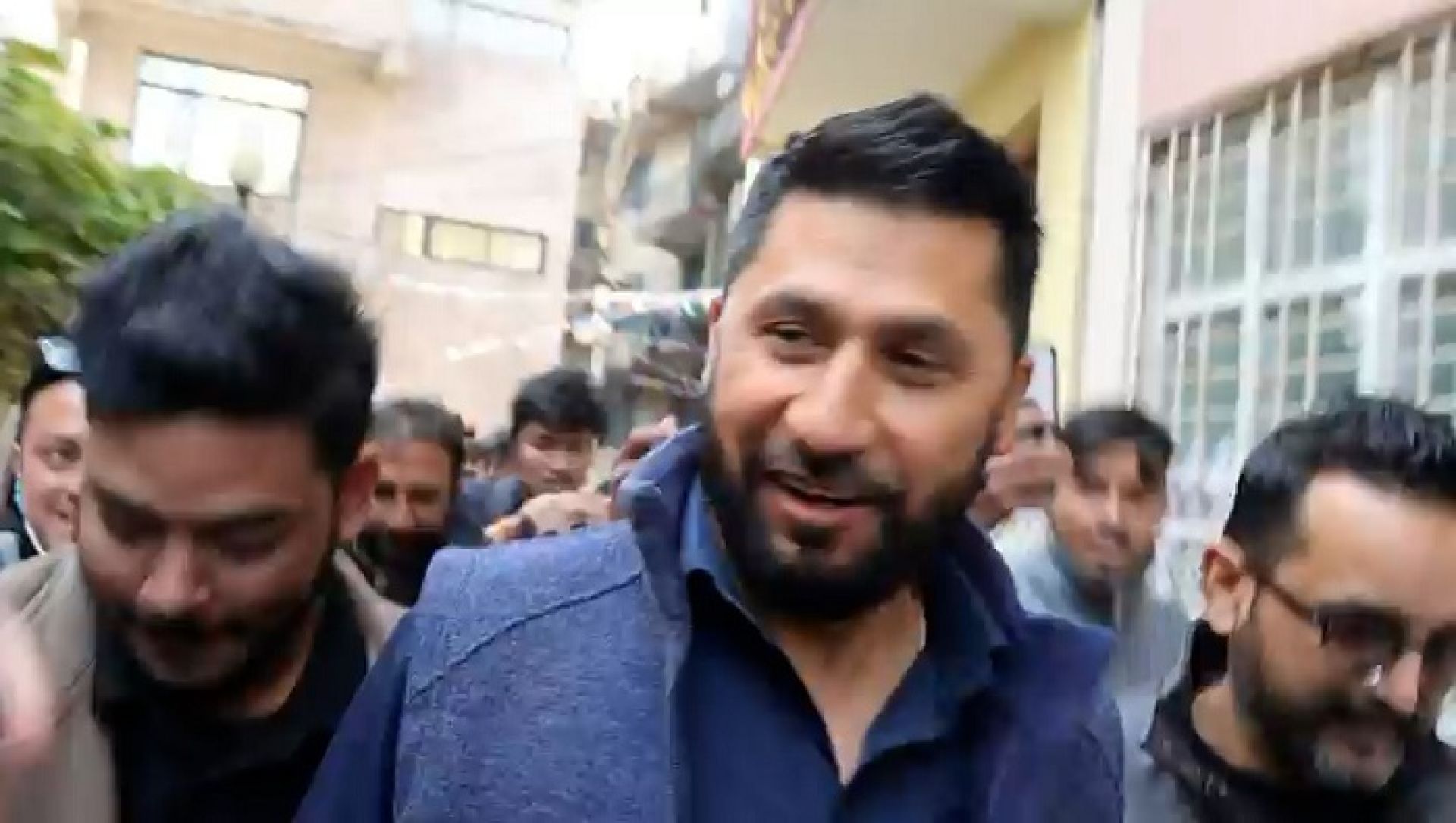 रवि लामिछानेलाई प्रश्नः लौरो टेक्ने कि घण्टी बजाउने ?