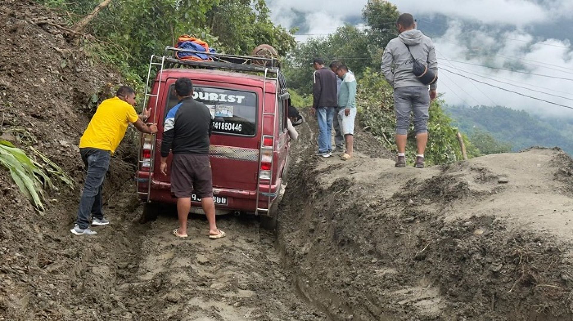 भोटेकोशी बाढीपछि मुख्य राजमार्ग बन्द, वैकल्पिक बाटोबाट राहत लैजान सास्ती
