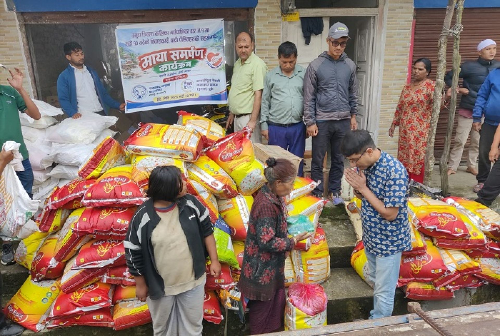 नन्दप्रसाद जानुका फाउन्डेसन र इनास युकेद्वारा बाढी पीडितलाई सहयोग