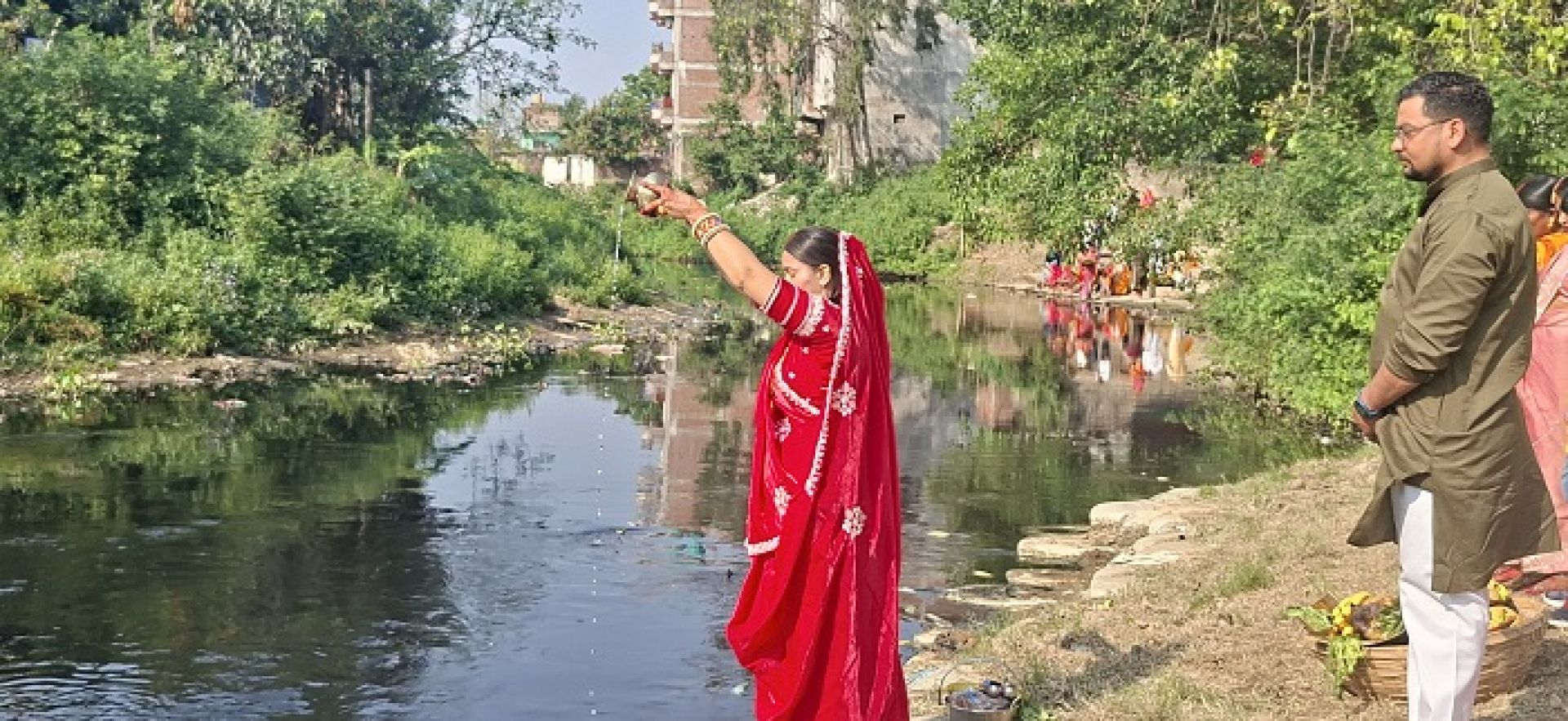 छठ पूजाको आज तेस्रो दिन अस्ताउँदो सूर्यलाई अर्घ अर्पण गरिँदै