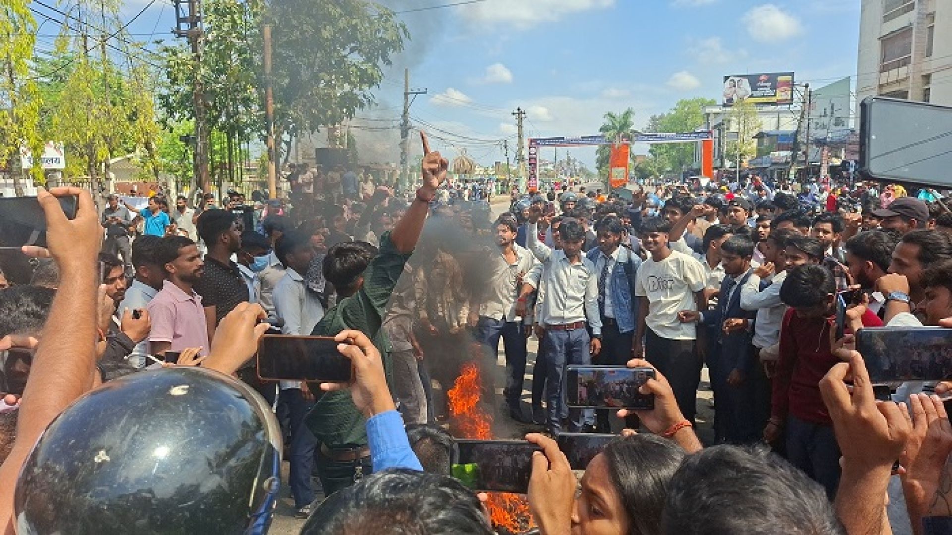 आन्तरिक विवादले परीक्षा रोकिएपछि विरगन्जको हरि खेतान क्याम्पस रणमैदानमा परिणत