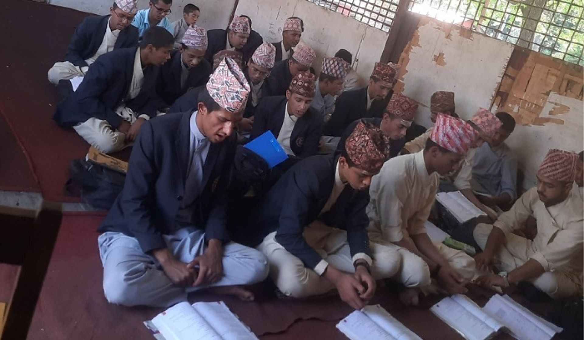 वेदविद्याश्रमका विद्यार्थी भुइँमै बसेर पढ्न बाध्य, सुधारको माग