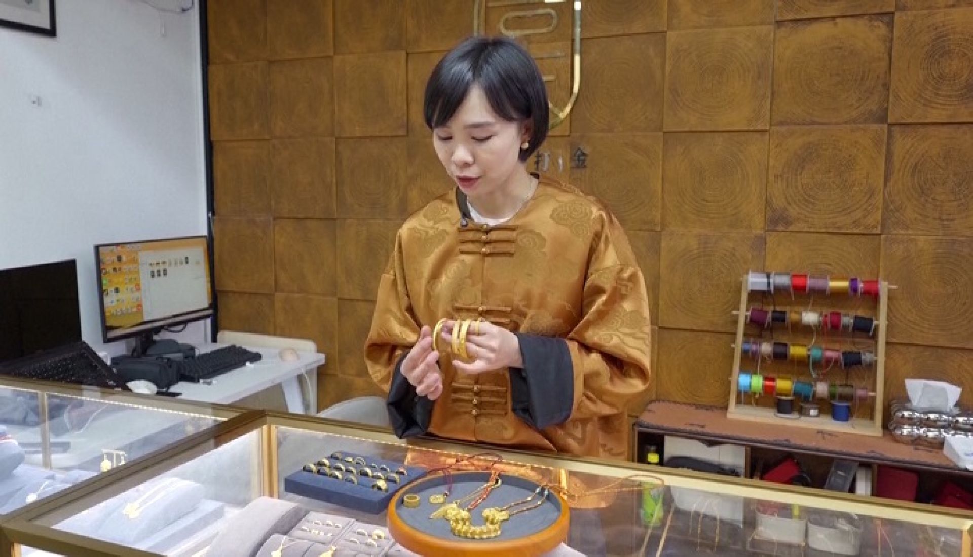 सुनका पुराना गहना पुनर्निर्माणमा युवा आकर्षण, मासिक २१ सय डलरसम्म आम्दानी