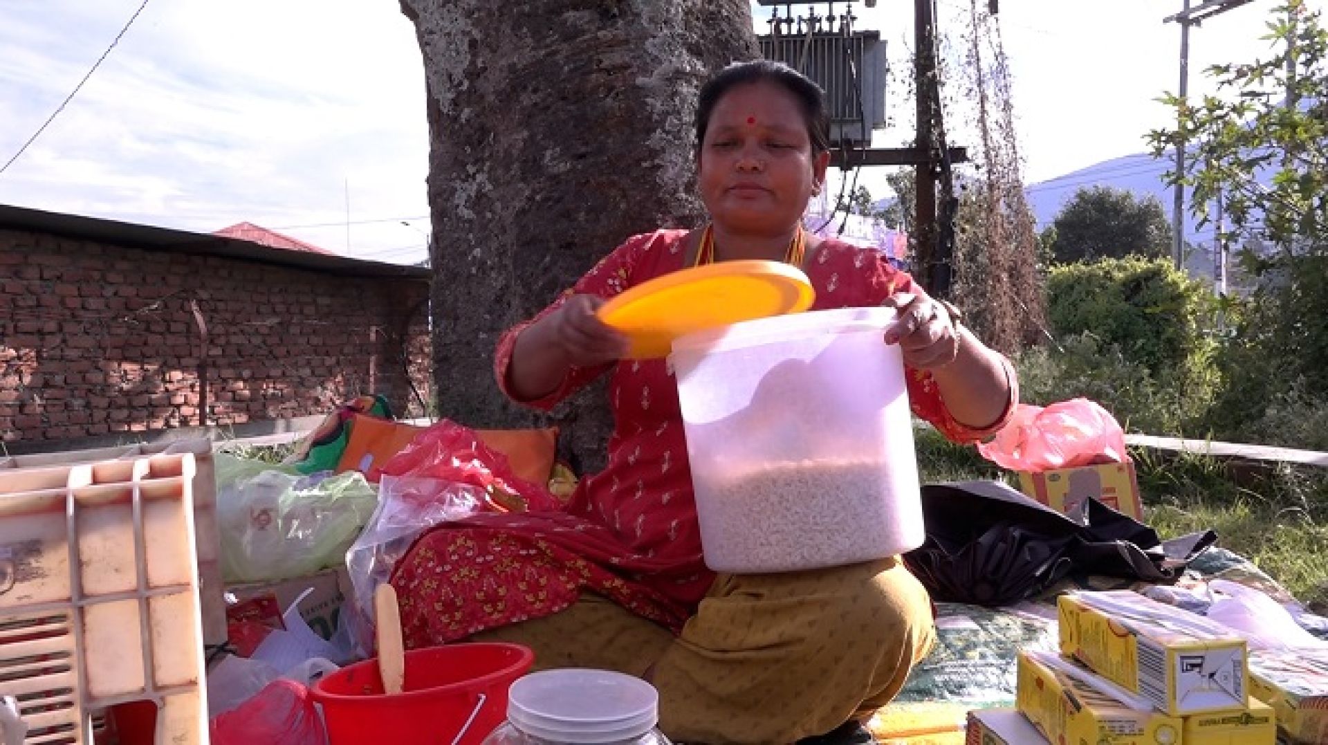 एनपीएलले बढाएको चहलपहल, त्रिवि मैदानबाहिर साना व्यापारीलाई राहत