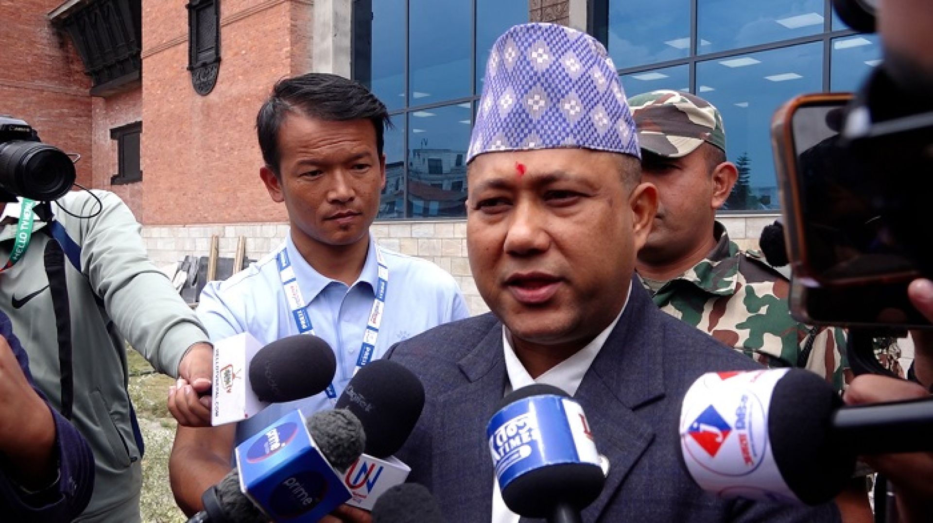 संसद बाहिर सांसद: डीपी अर्यालको प्रशंसा, ‘बादल’को आलोचना