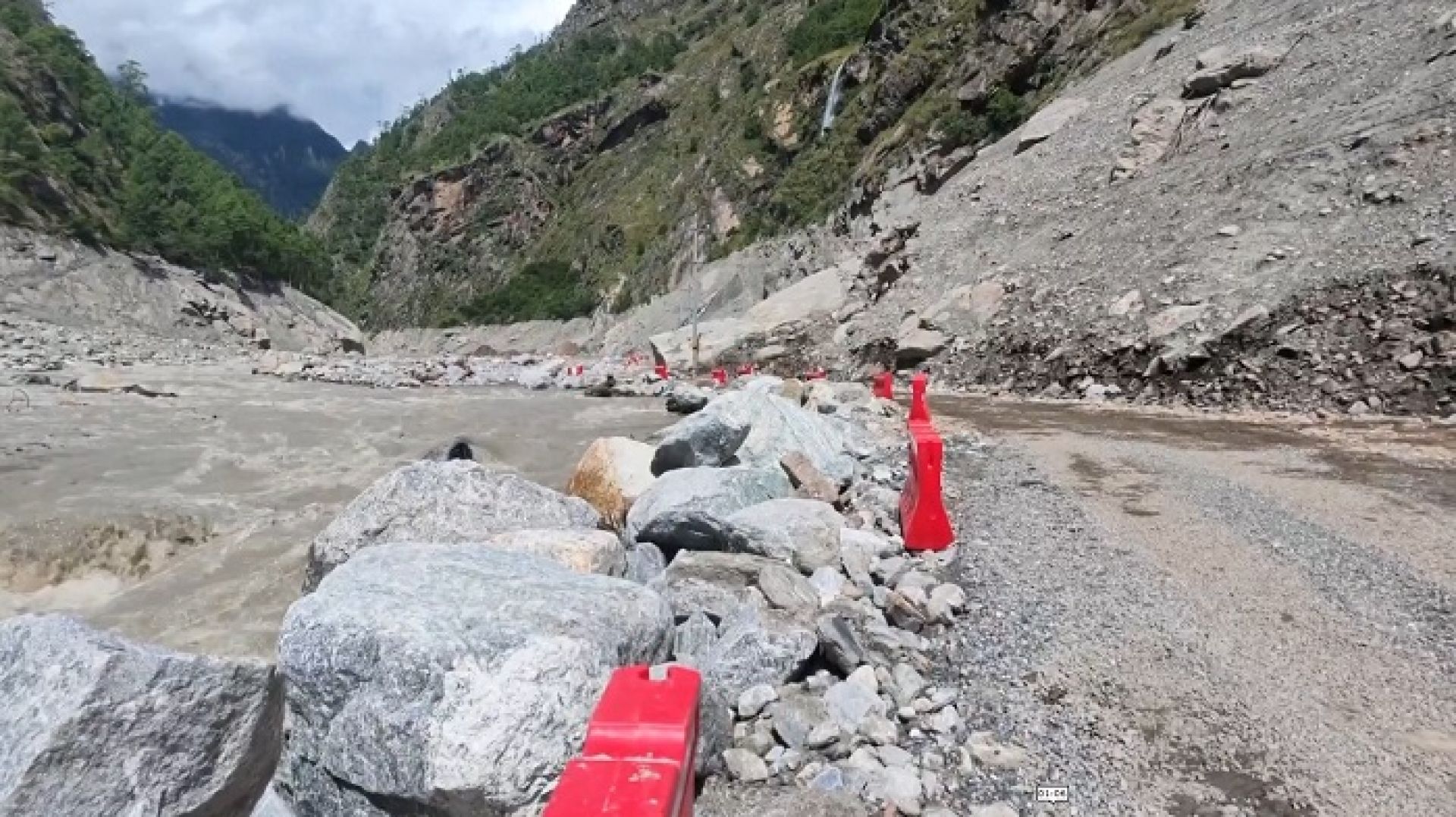 चीनतर्फ मुख्य राजमार्गको अवरोध हटाइयो, जोखिम कायमै