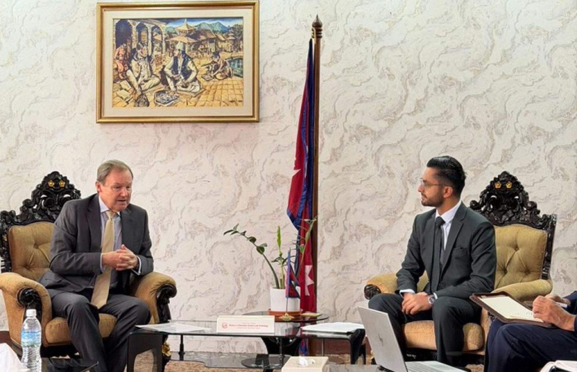 शिक्षामन्त्री र राजदूत फेनबीच भेटवार्ताः अन्तरदेशीय शिक्षामा बेलायतको चासो