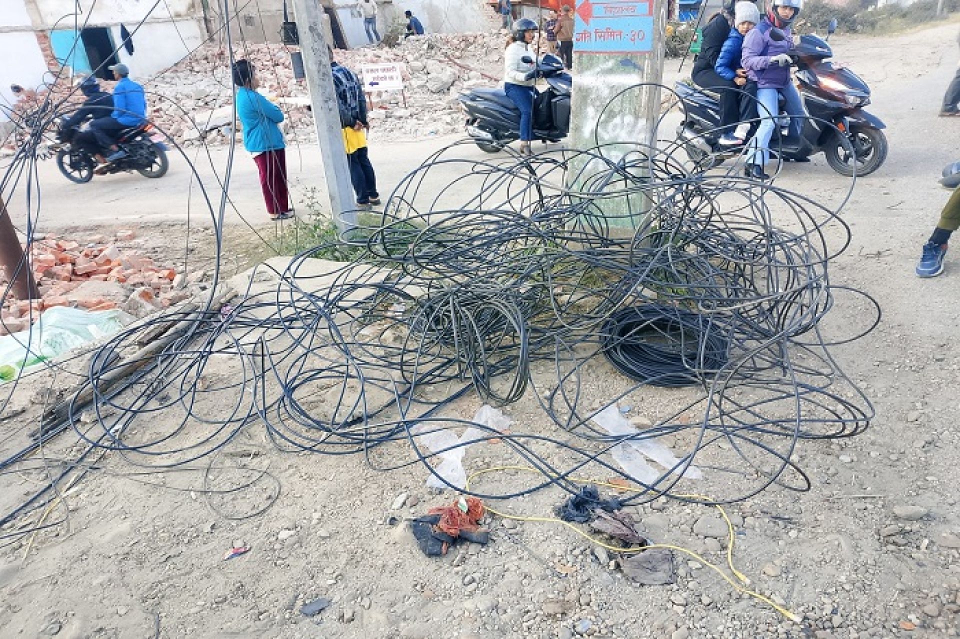 हेटौंडामा इन्टरनेट केवल जथाभावी विच्छ्याउँदा दुर्घटनाको जोखिम
