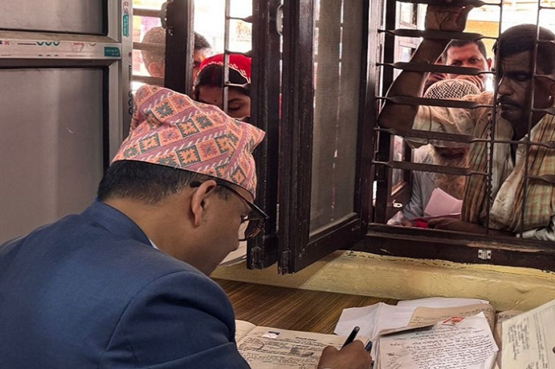 प्रशासनमा प्रजिअको ‘कमान्ड’: रौतहटका सिडियो आफैं नागरिकता फाँटमा खटिएपछि सेवाग्राही उत्साहित