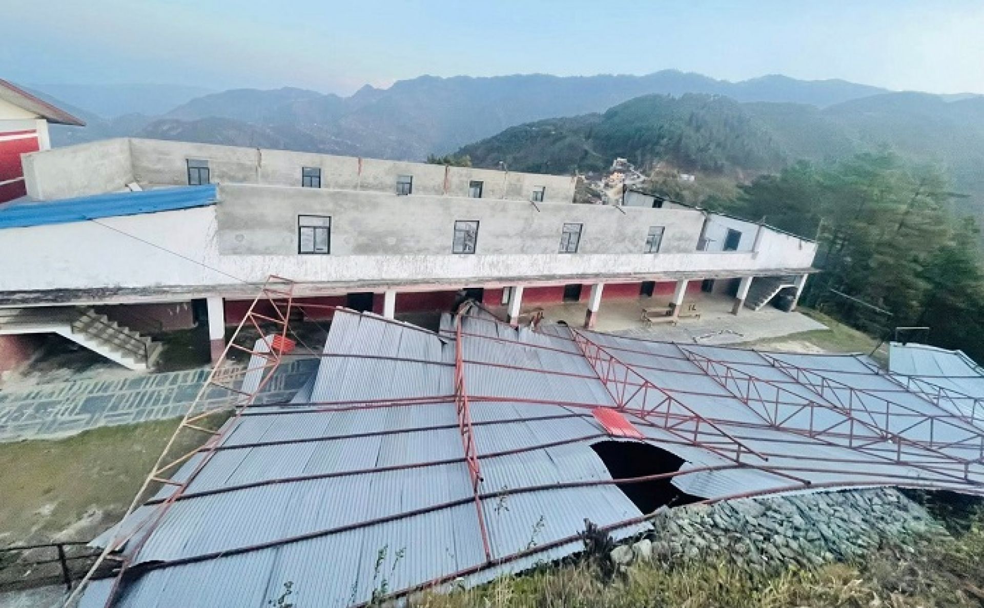 रामेछापमा १० वर्ष यताकै ठुलो हावाहुरीः विद्यालयका छाना उडे, विद्युत सेवा अवरुद्ध