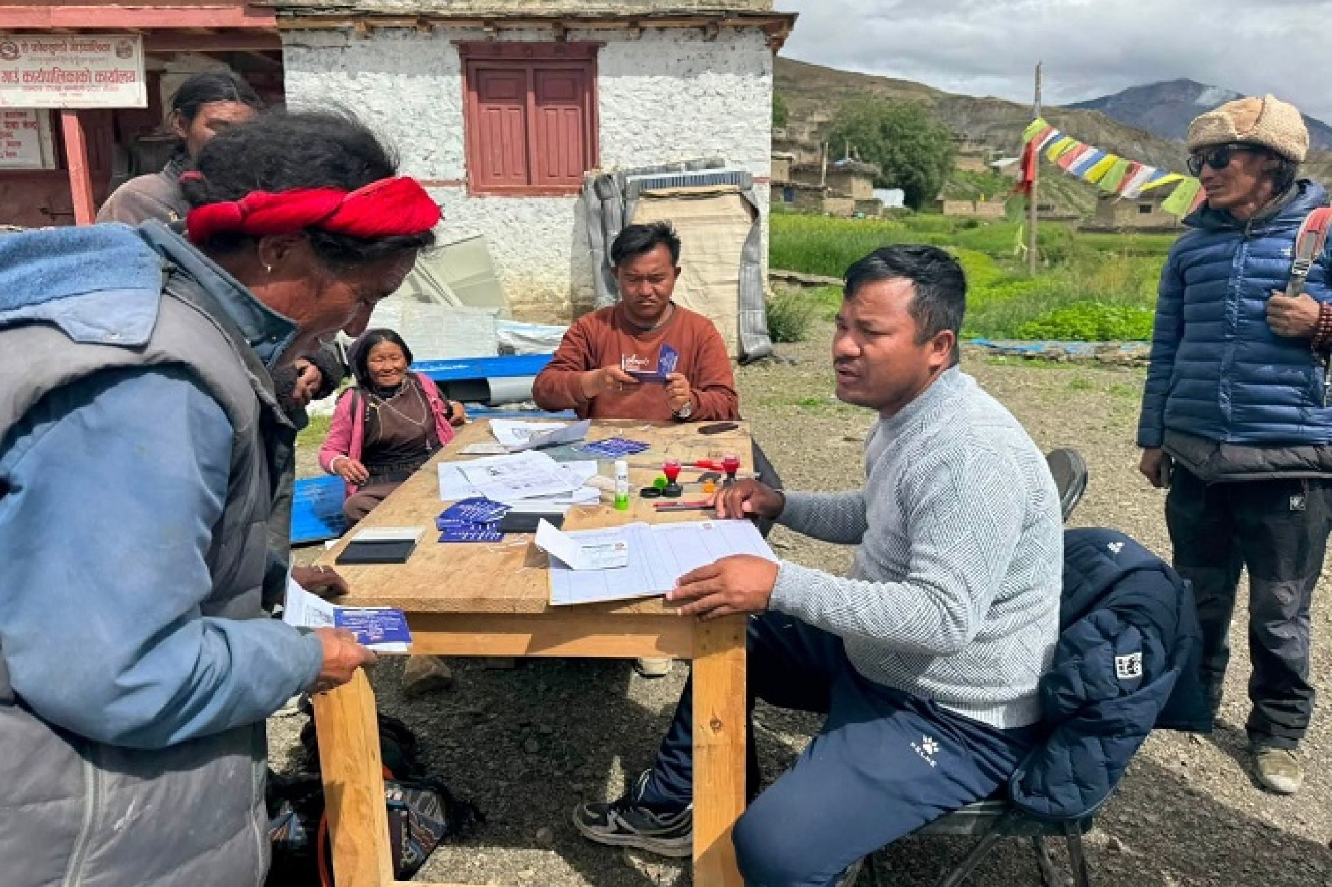 डोल्पामा चीनकाे सीमा क्षेत्रका करिब २०० बासिन्दालाई प्रस्थान तथा प्रवेशपत्र वितरण