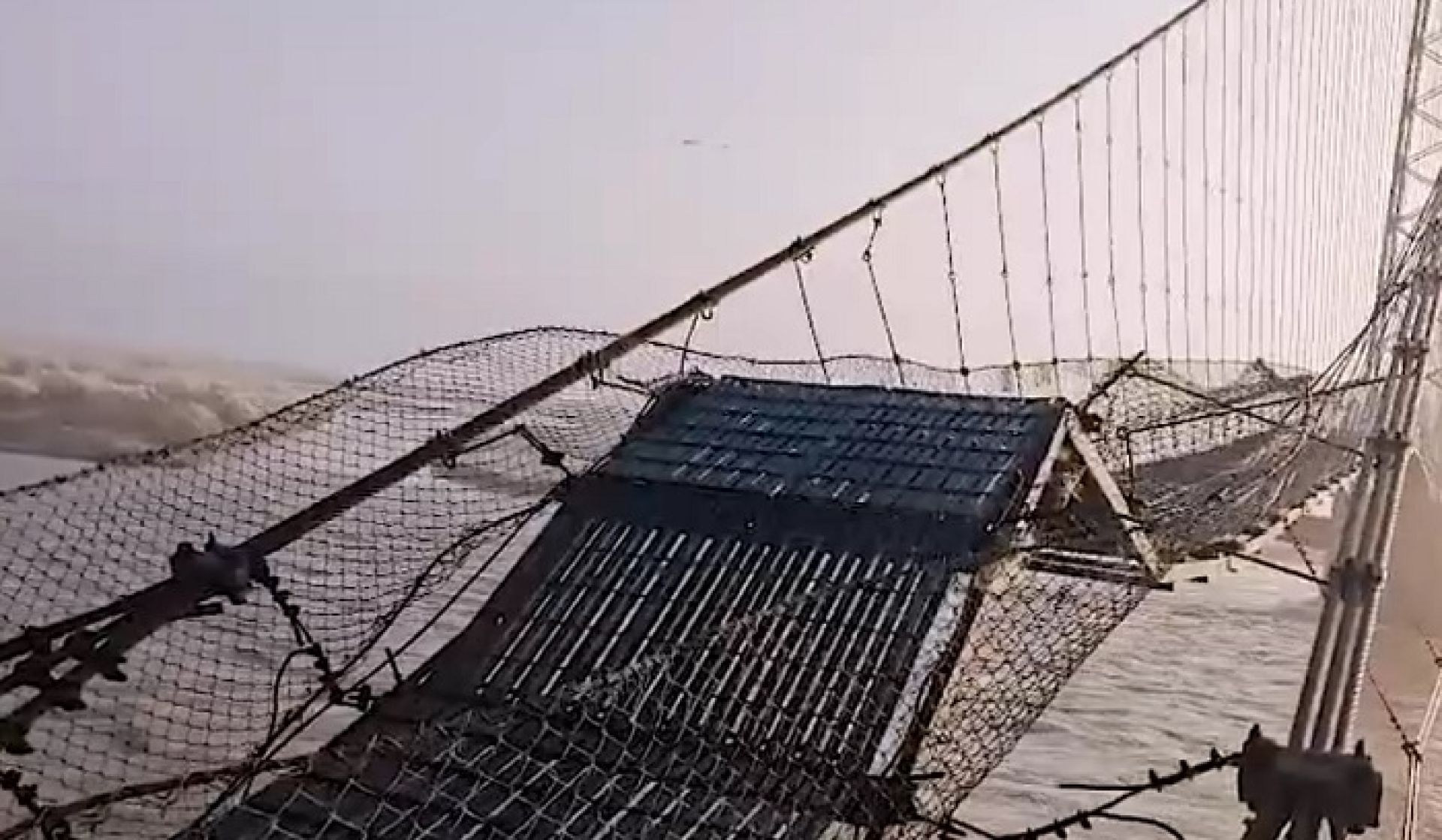 दोधारा चाँदनी र भीमदत्त नगरपालिका जोड्ने महाकाली नदीको झोलुङ्गे पुल चुँडियो