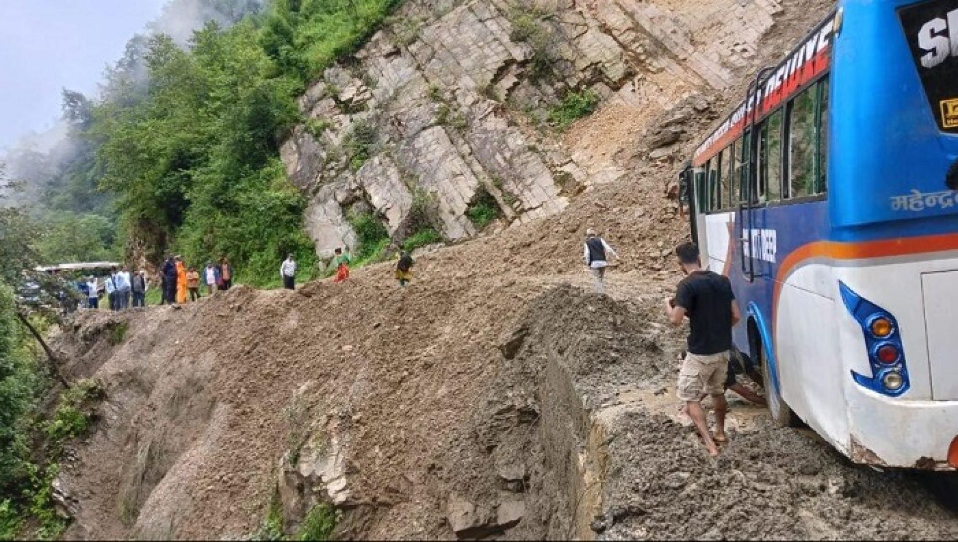 नागढुंगानजिकै पृथ्वी राजमार्ग भासियो, ठूला सवारी सुरुङमार्गबाट पठाइँदै