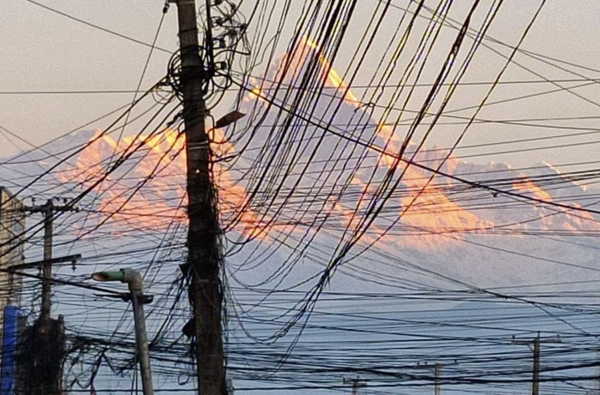 गुजुमुजु तारको चेपबाट हिउँचुचुरा चिहाउनुपर्दा