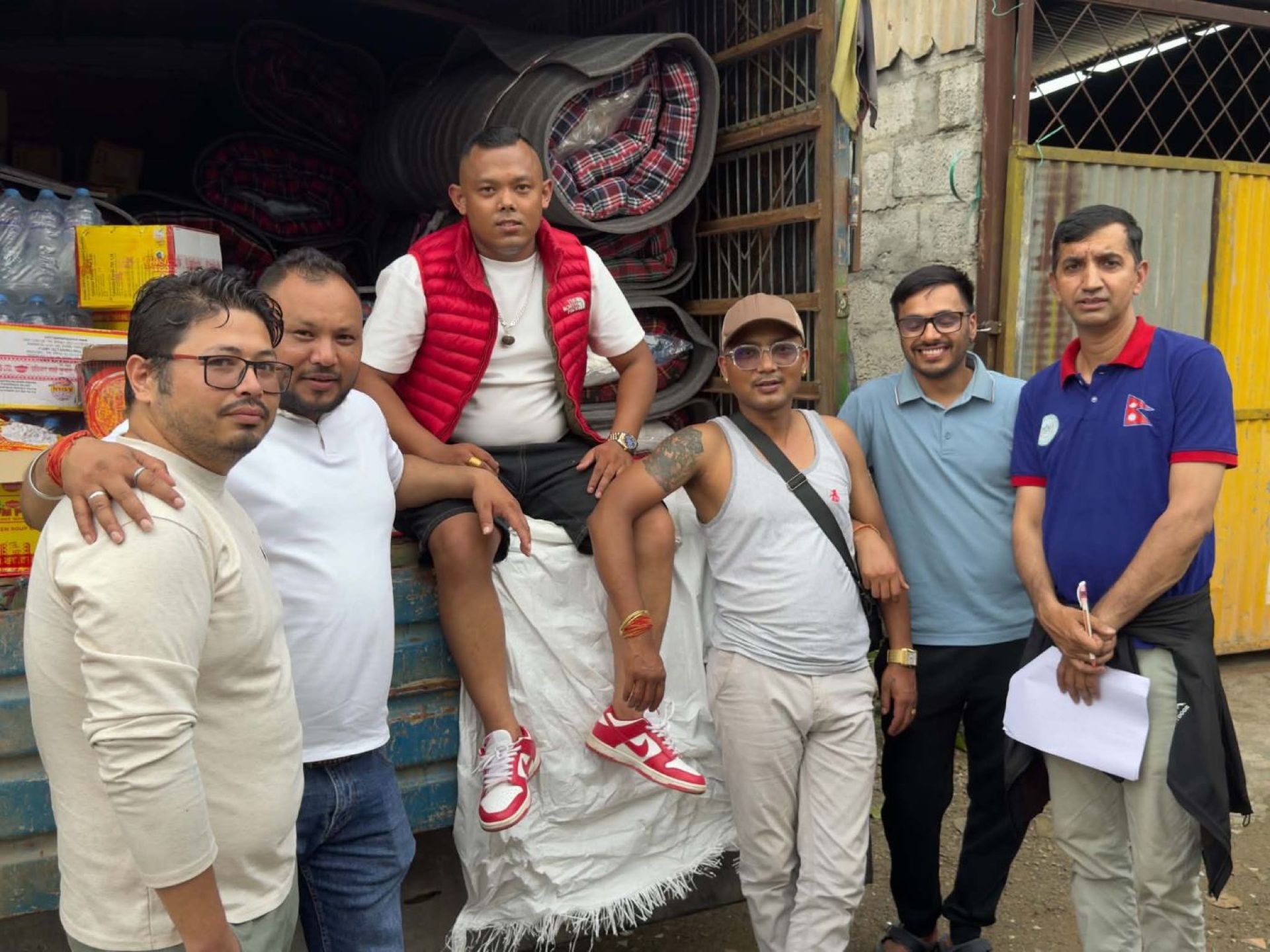 बाढीपीडितको घरदैलोमा शुभ किरण सहकारीको सहारा
