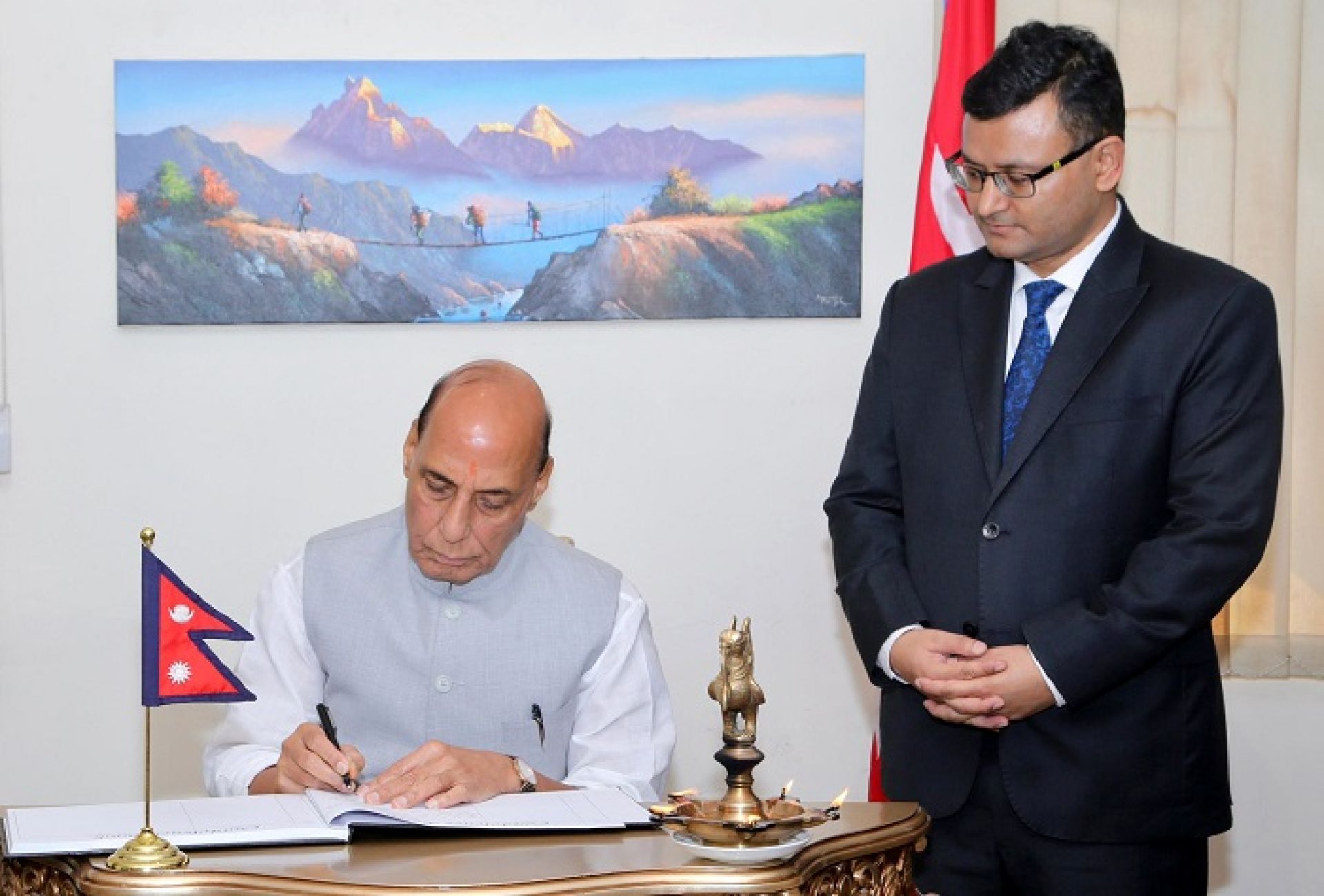 नेपाल-भारत सुख दुःखमा एकअर्काको साथमा रहनेछ : रक्षामन्त्री सिंह