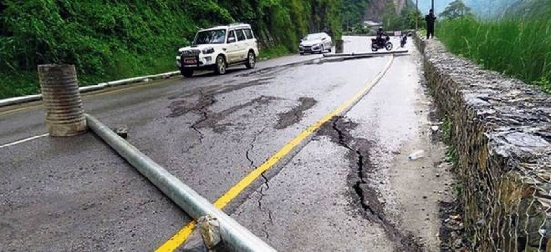 पोखरामा सडक भासिँदा आवागमनमा समस्या