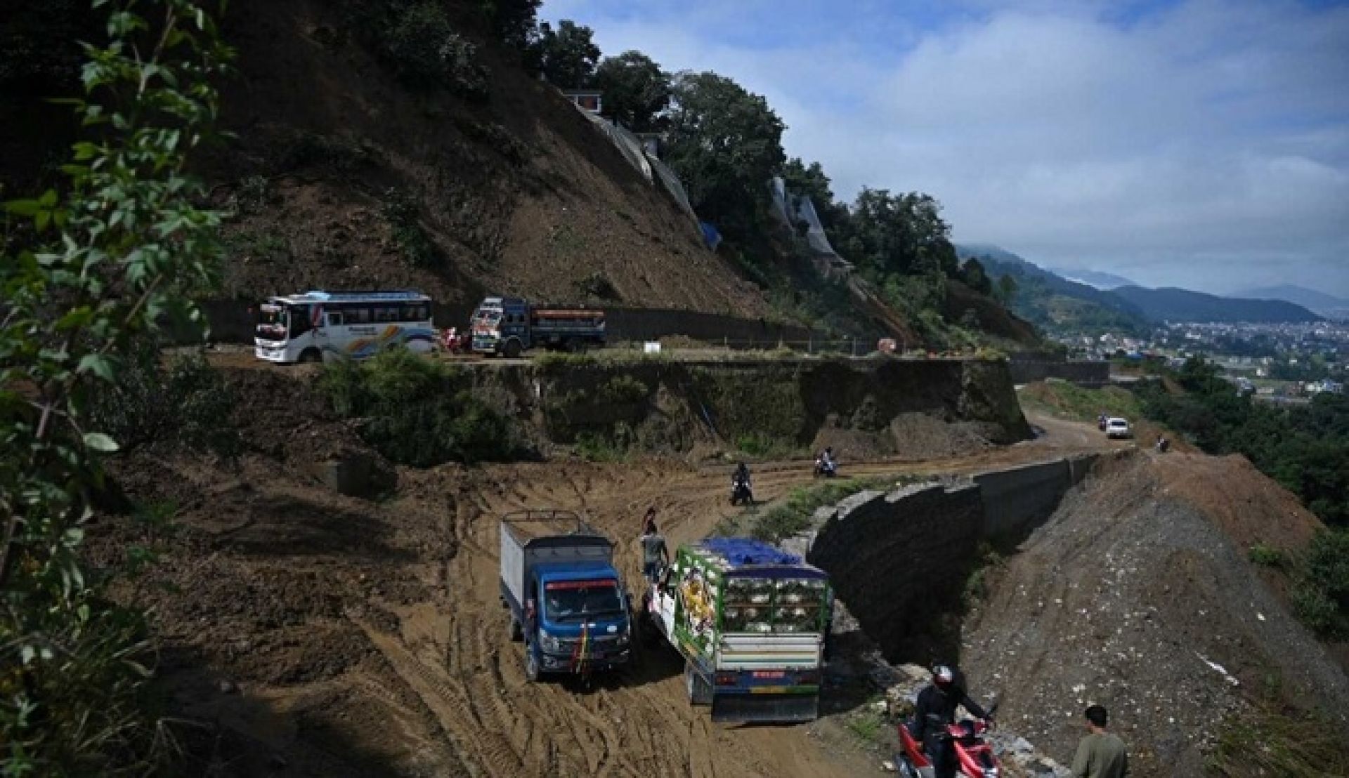 साँगाको पहिरो पन्छाएपछि खुल्यो अरनिको राजमार्ग 