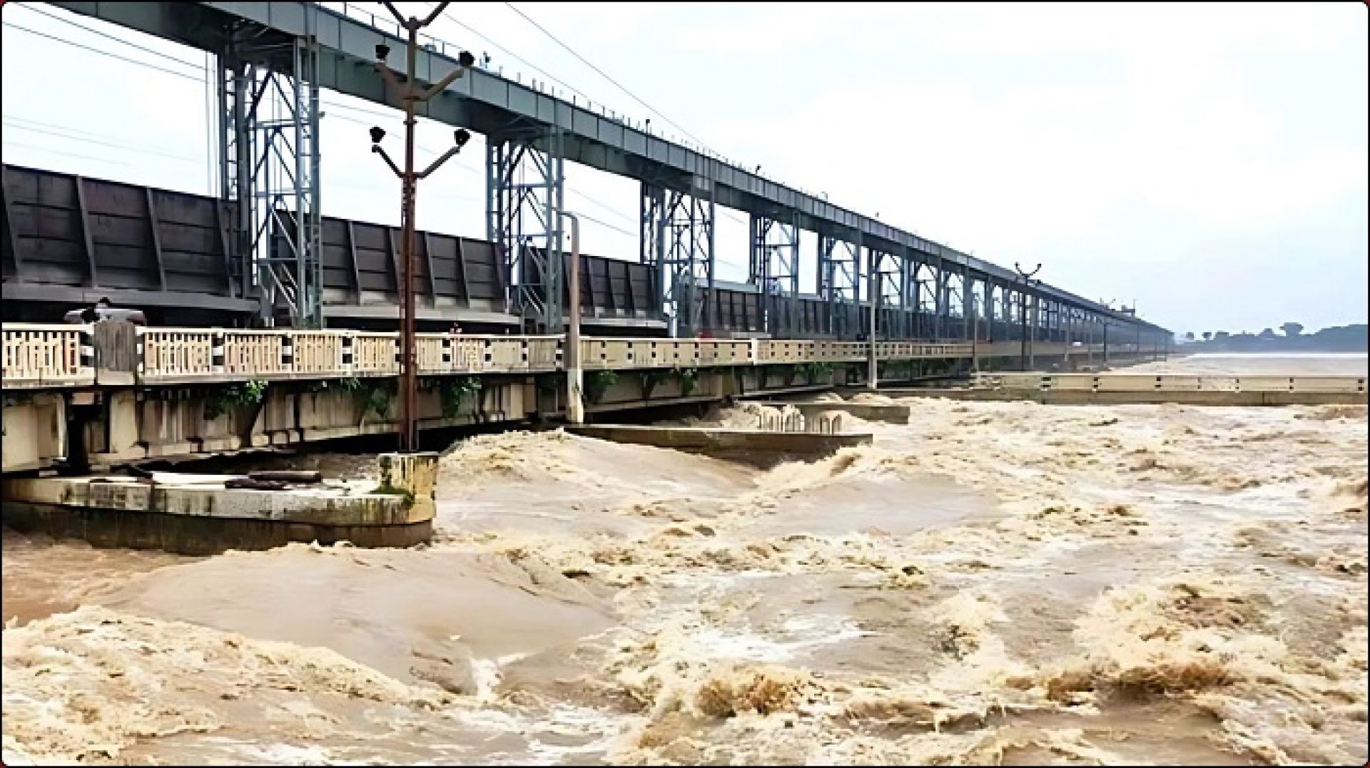सप्तकोशीमा पानीको बहाव उच्च, २३ ढोका खोलिए