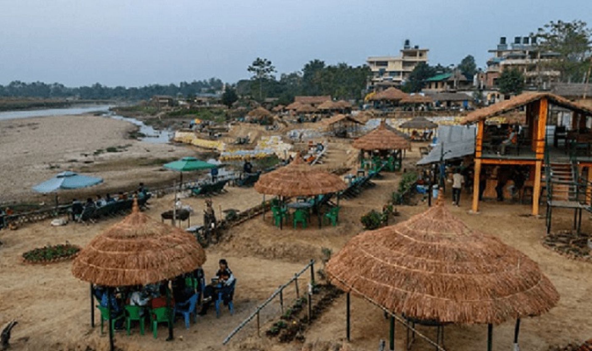 सडकको दयनीय अवस्था र महङ्गो हवाई भाडाले सौराहमा घटे पर्यटक