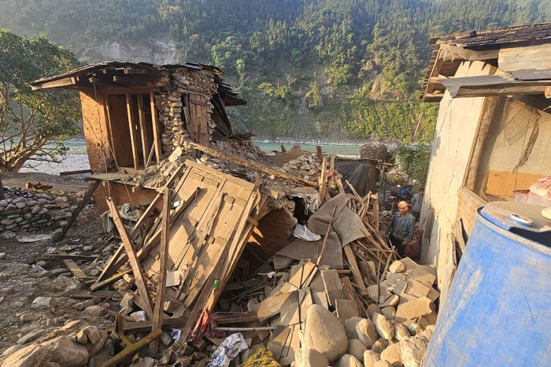 कर्णाली सरकारद्वारा भूकम्प प्रभावितलाई दुई करोड हस्तान्तरण