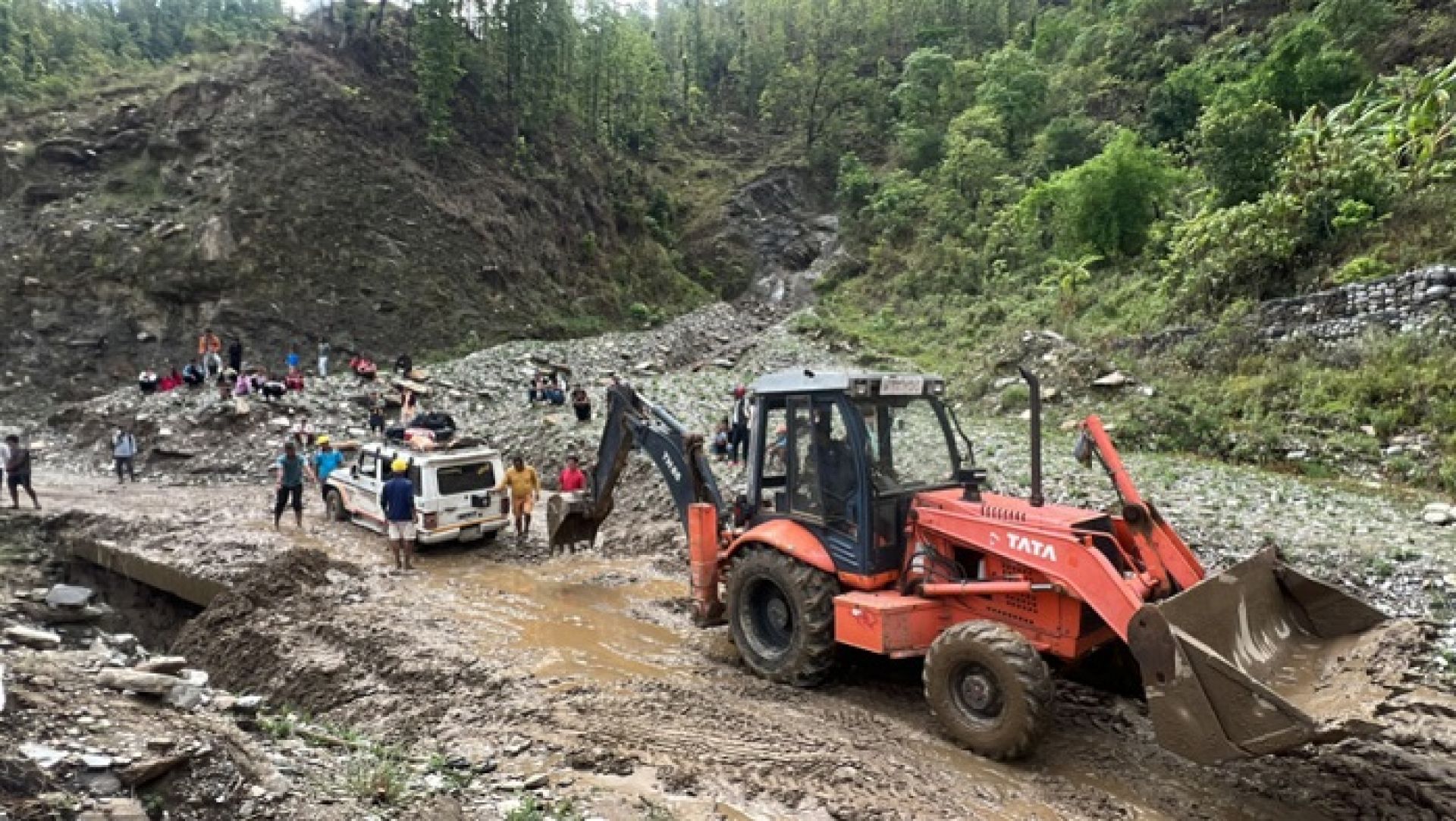 १४ घण्टादेखि मध्यपहाडी लोकमार्ग अवरुद्ध, यात्रु अलपत्र